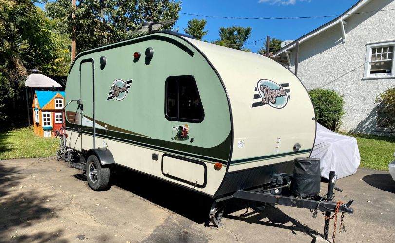 four-person camper rental with super quiet inverter generator, arlington