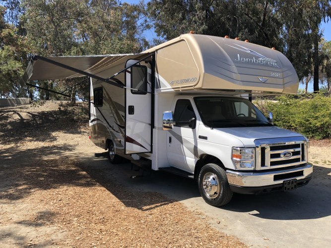 Adventurous Family/ Friends Camper Rental - Super Clean!