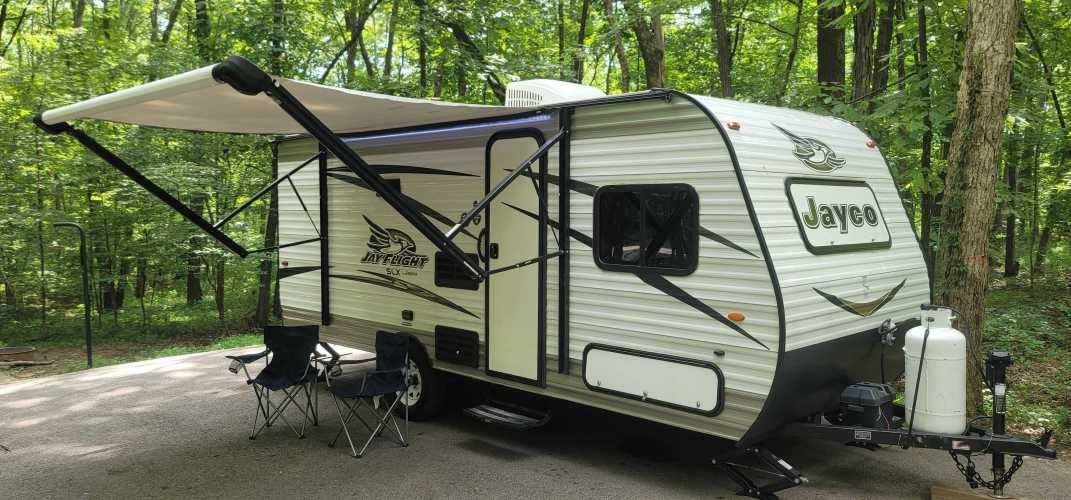 cozy mobile home with a tailgating-friendly policy