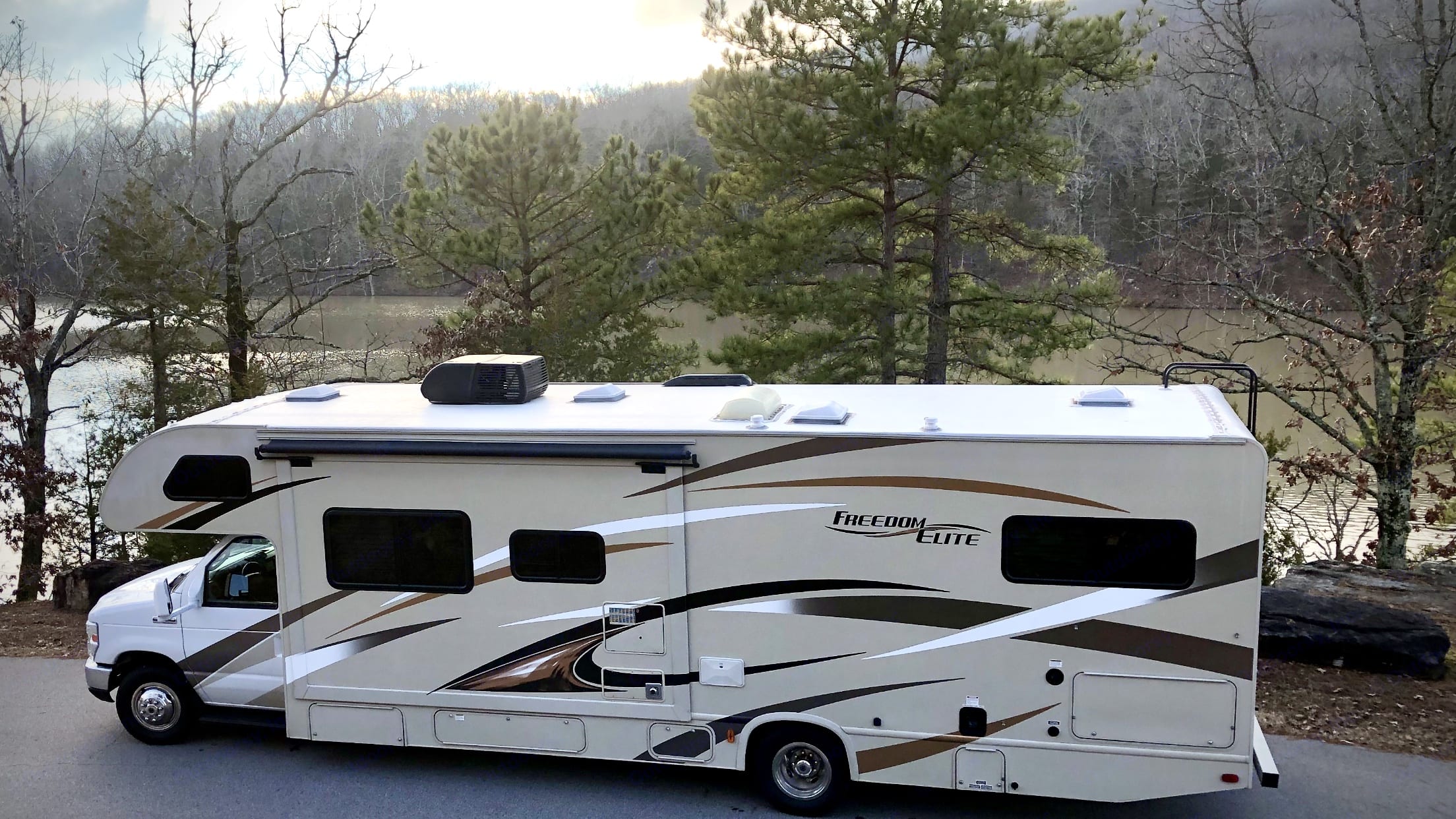 2017 Thor Motor Coach Freedom Elite Class C Rental in Springdale, AR