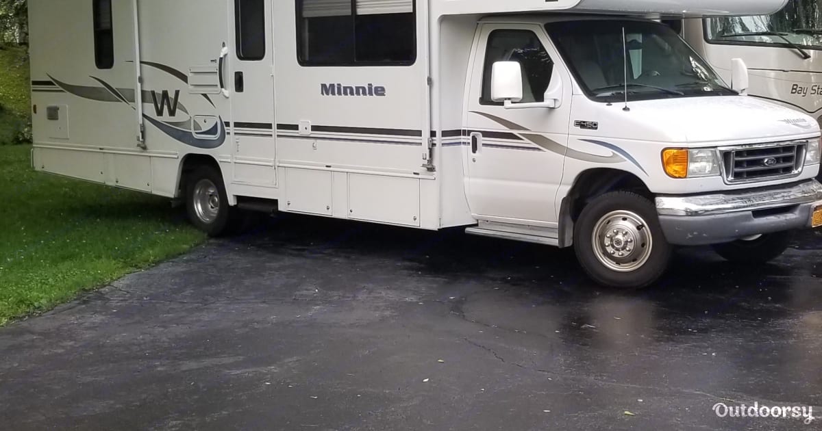 2004 Winnebago Minnie Winnie Motor Home Motorhome Rental in Hubbard, OH