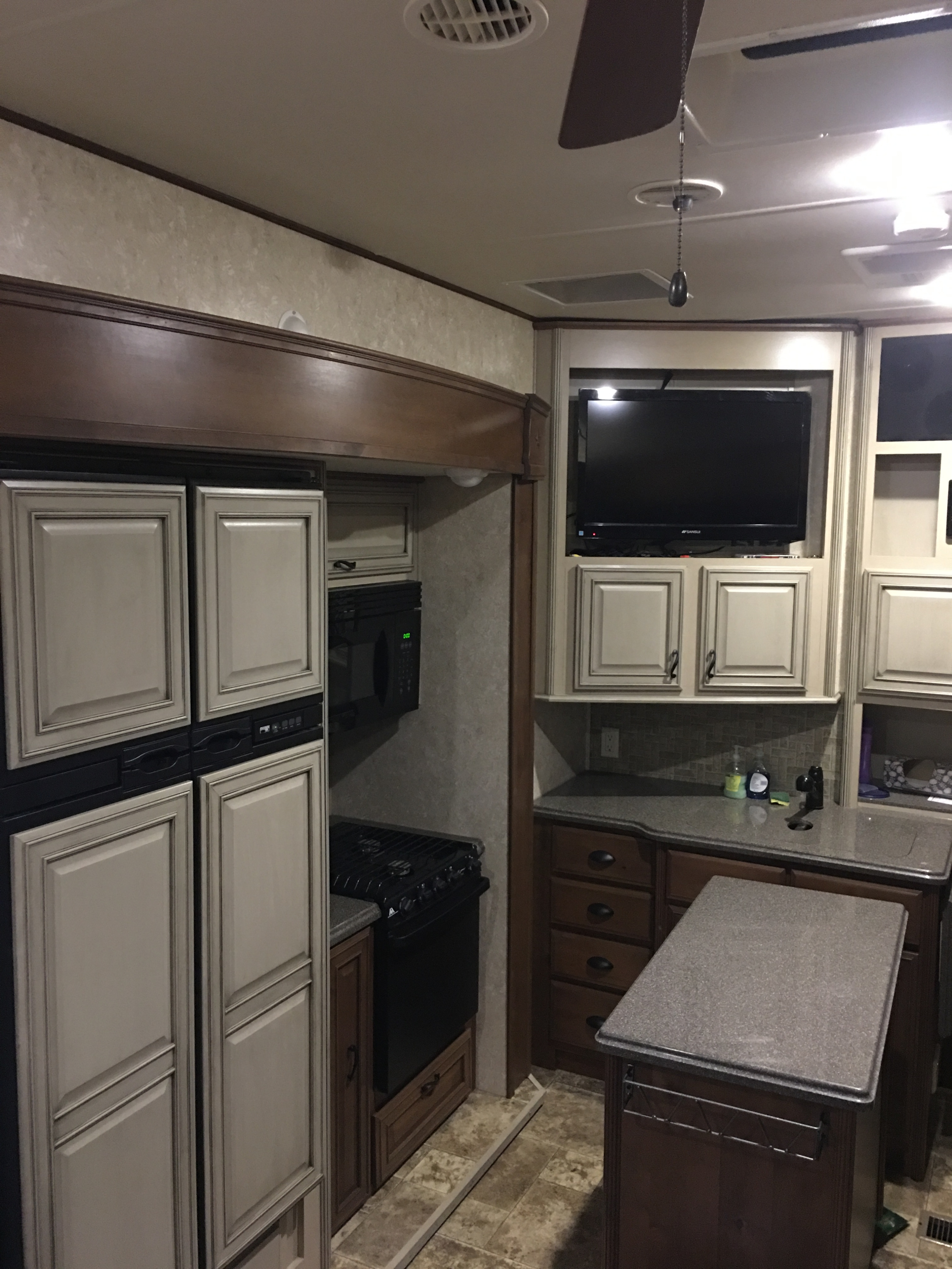 Fifth-wheel RV Rental 