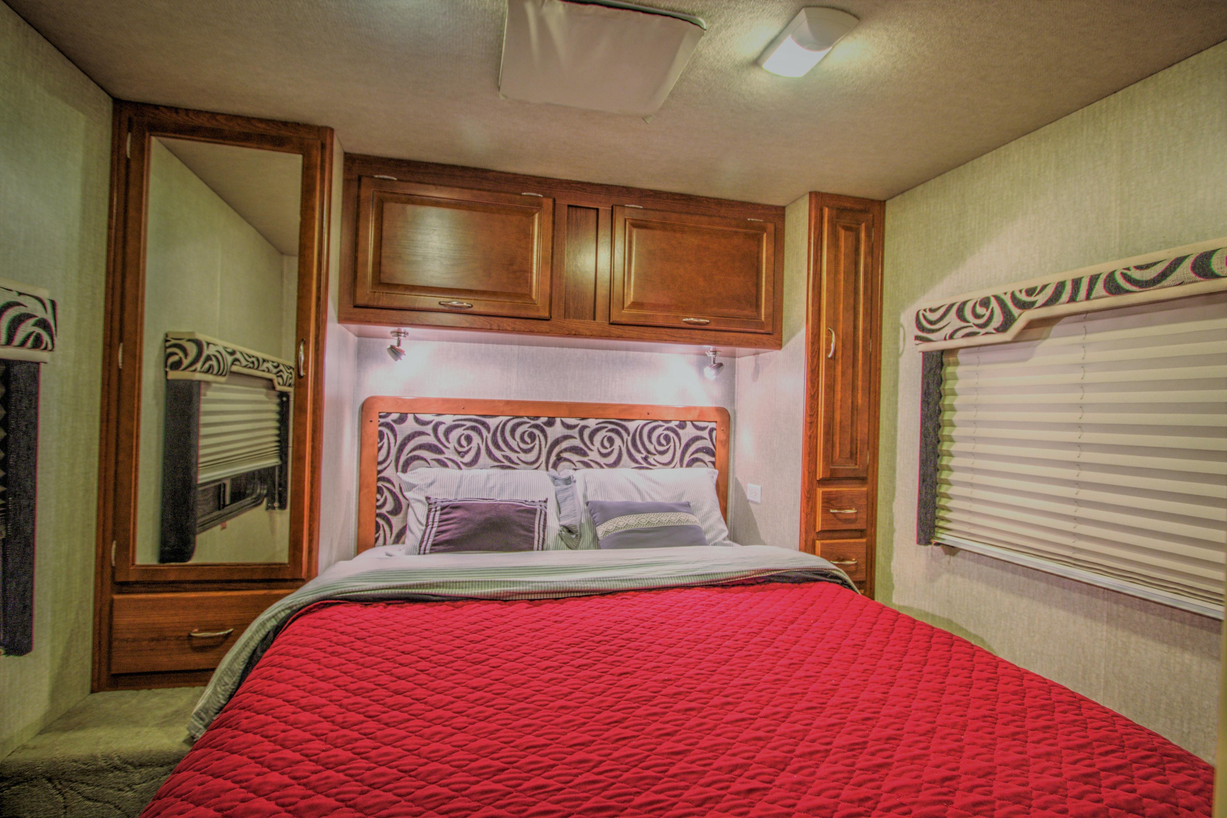 Queen size bed with memory foam plush mattress. Fleetwood Tioga Ranger 2008