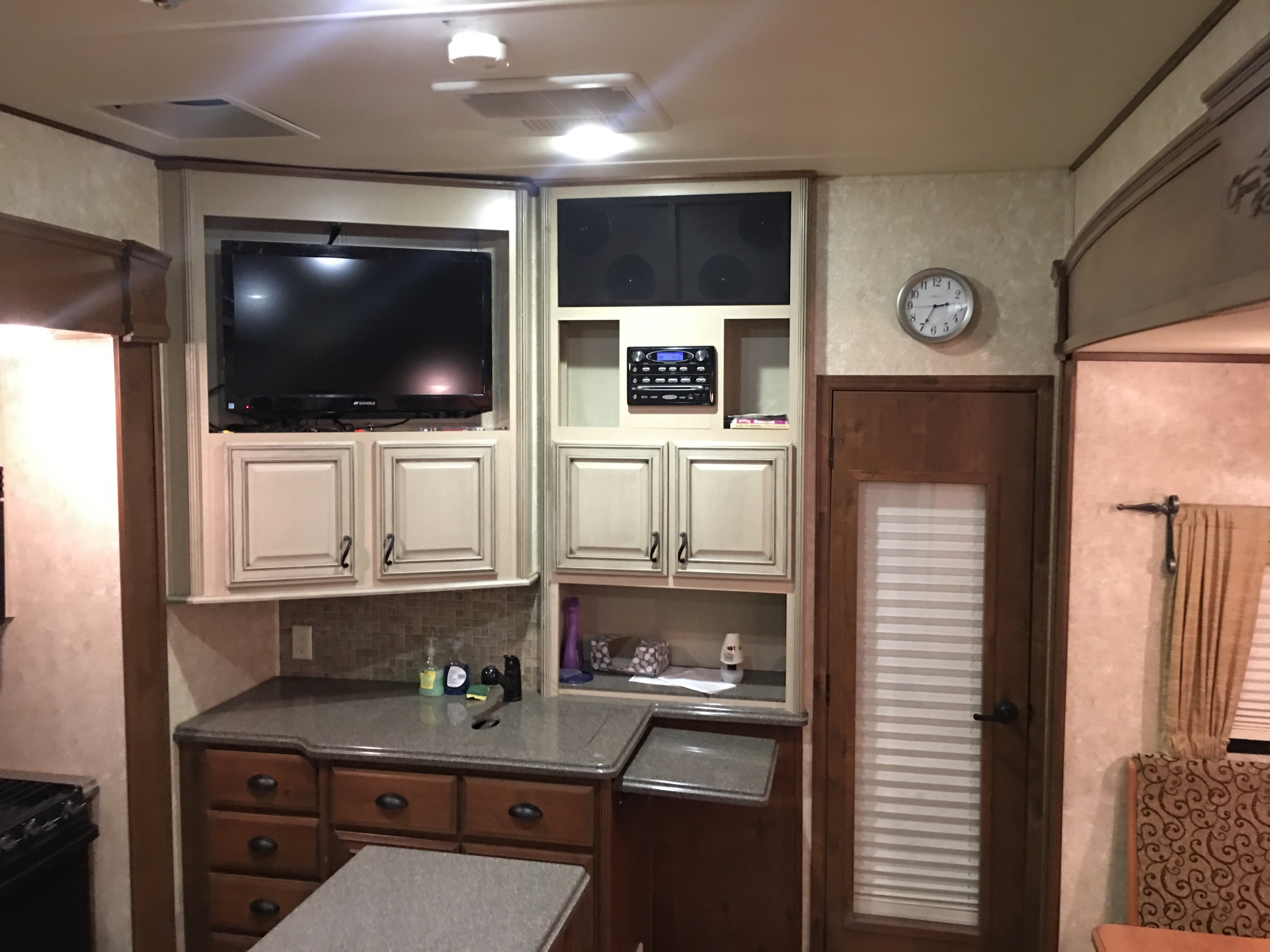 Fifth-wheel RV Rental 