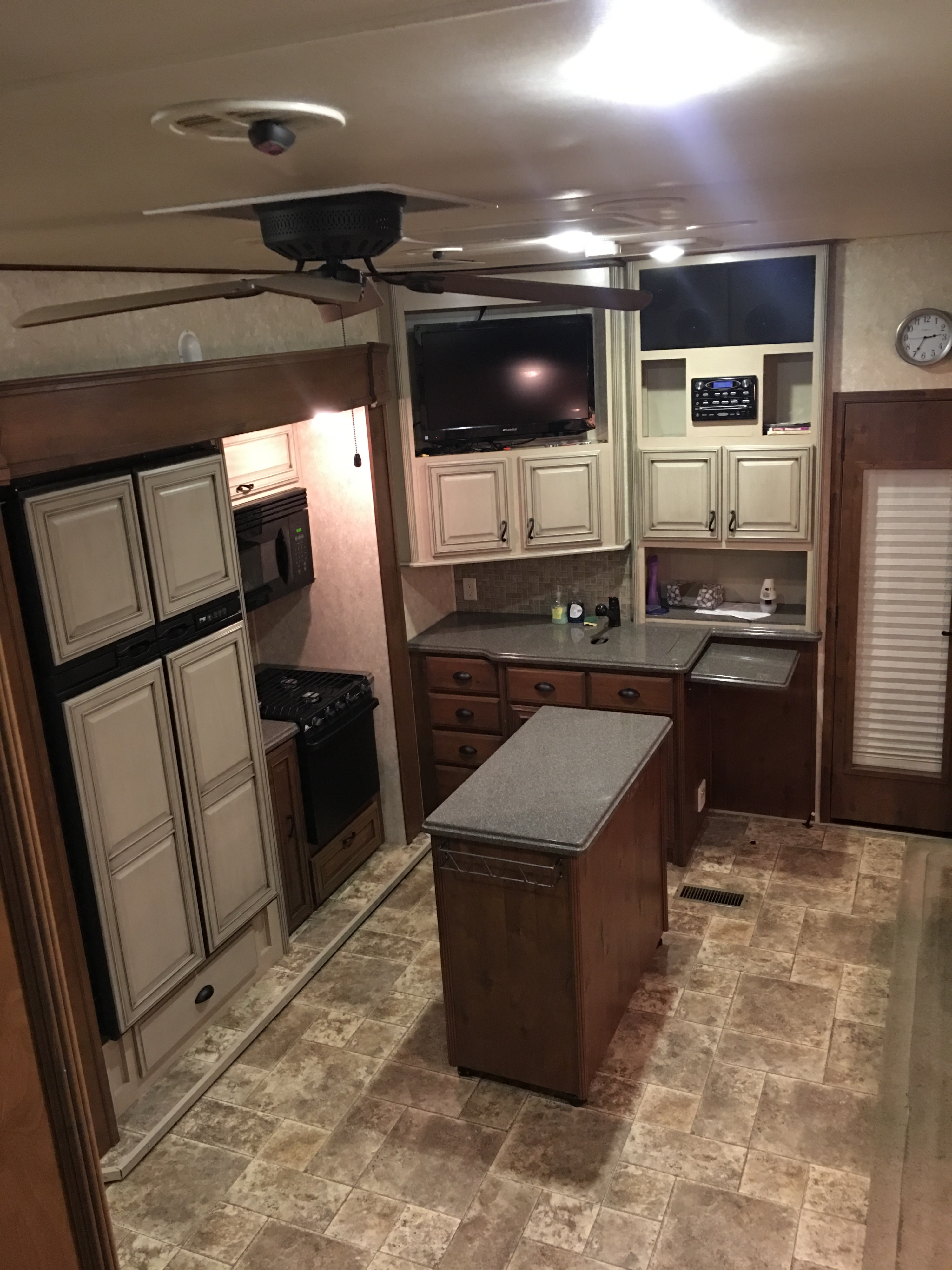 Fifth-wheel RV Rental 