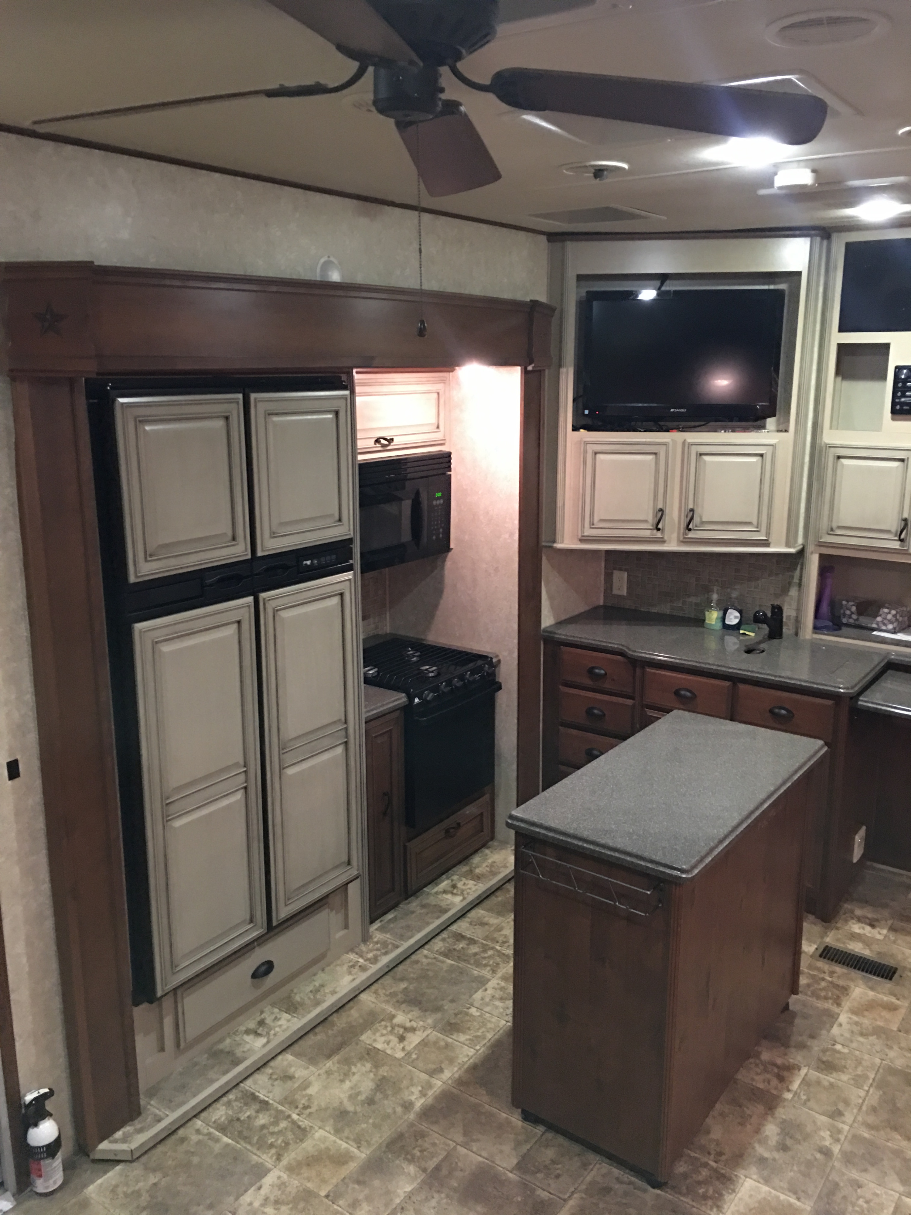 Fifth-wheel RV Rental 