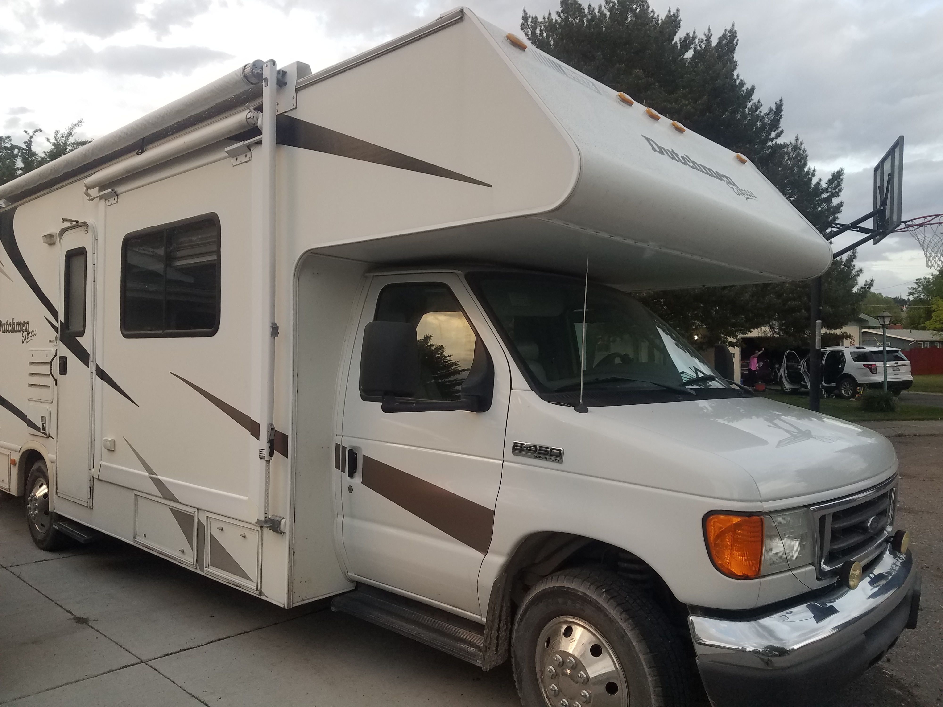 Photos 2006 Dutchmen Express Class C Rental in Missoula, MT Outdoorsy
