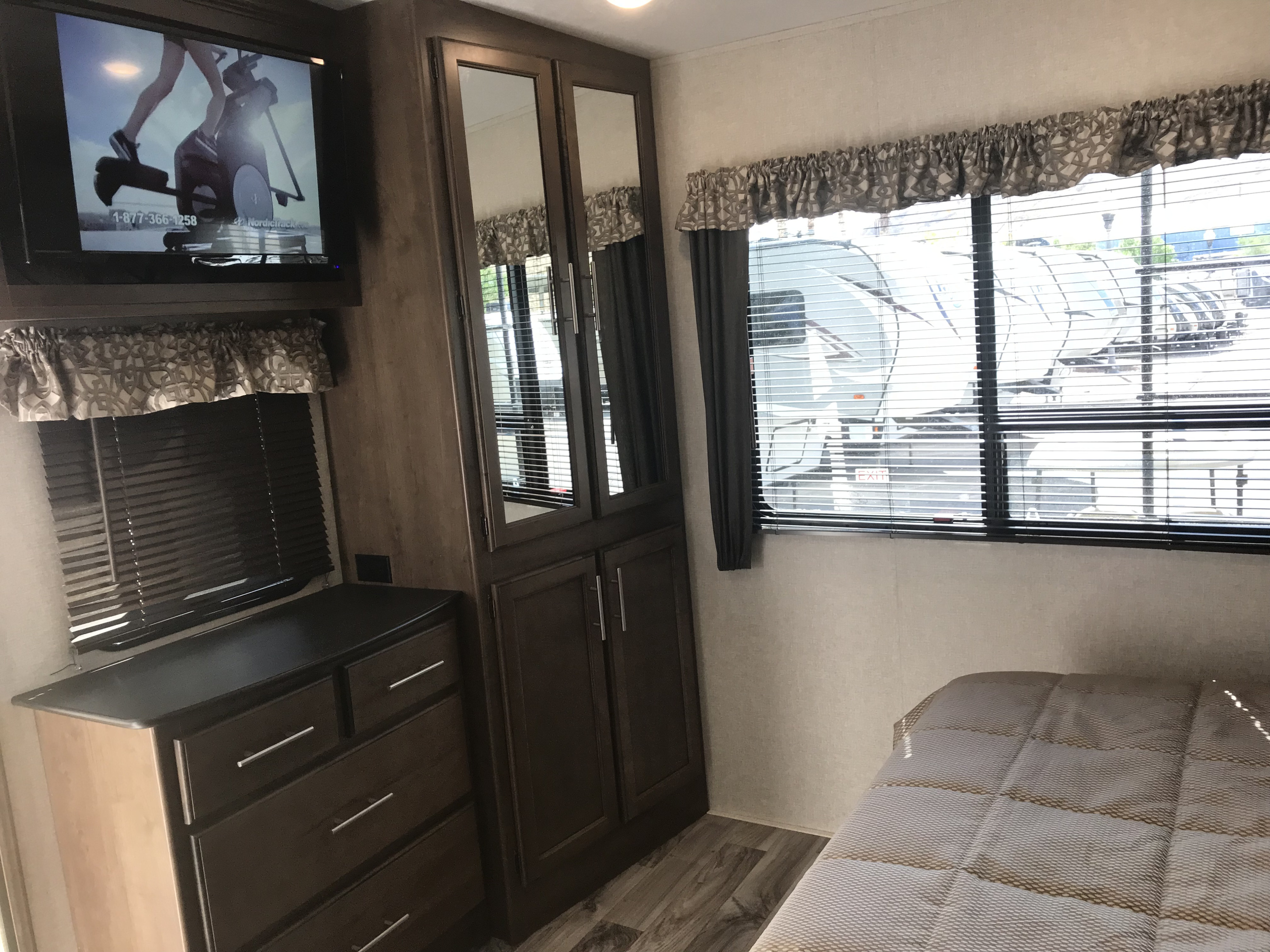 Tv / wardrobe w / mirror / dresser drawers. Other Cougar367fls 2018