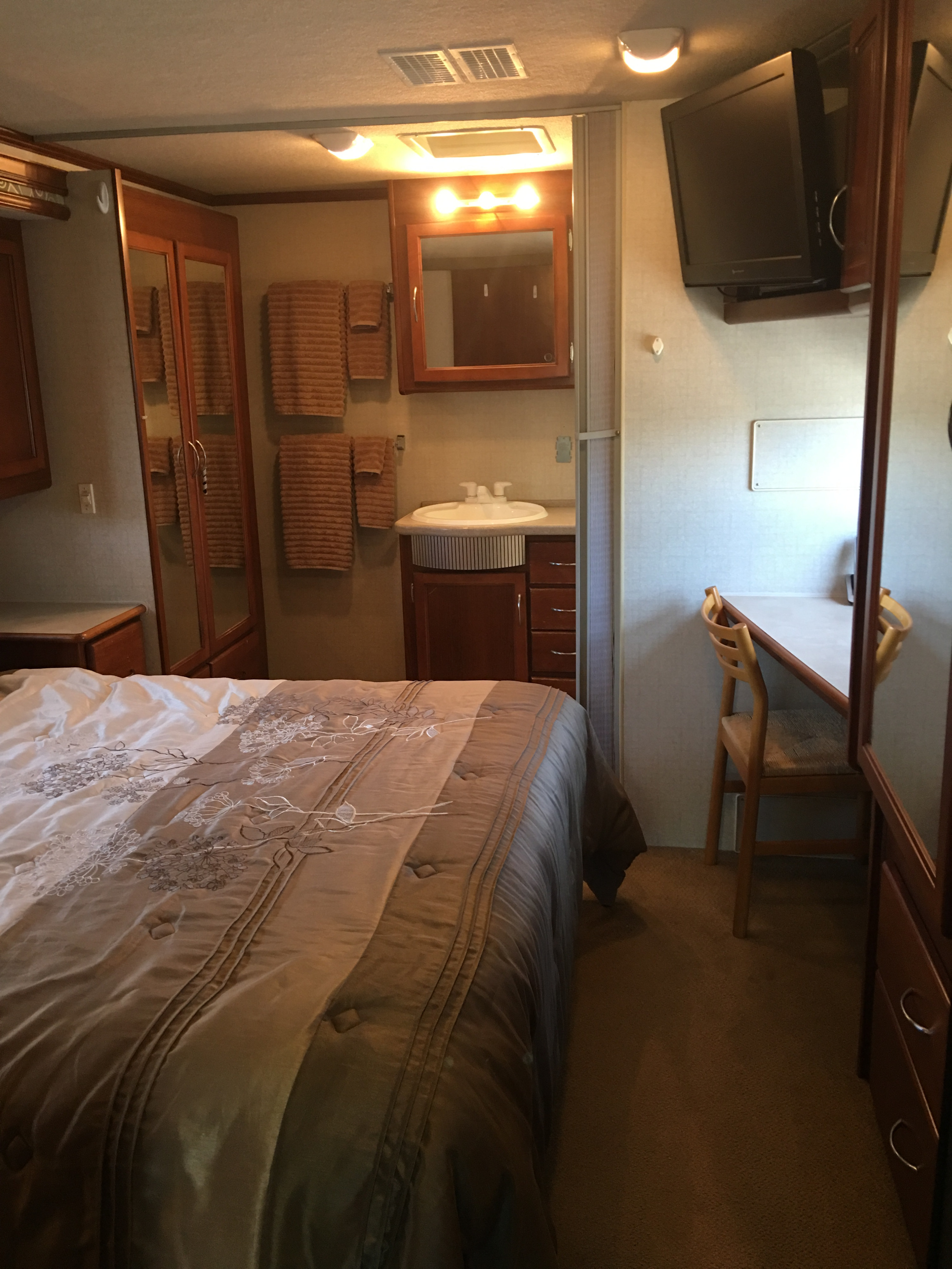 Master bedroom with desk. Fleetwood Southwind 2004