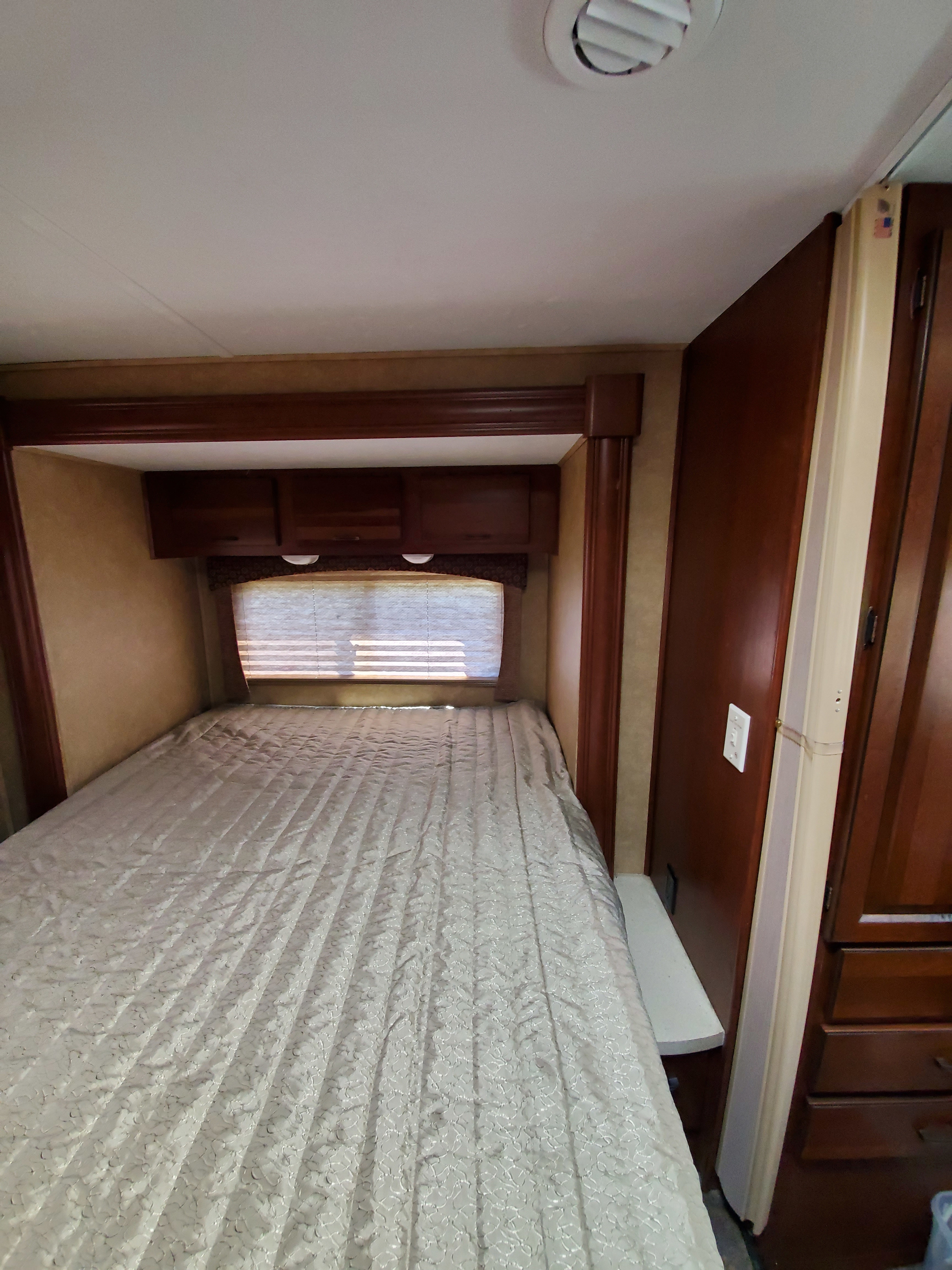 master bed (queen size). Forest River Forester 2015