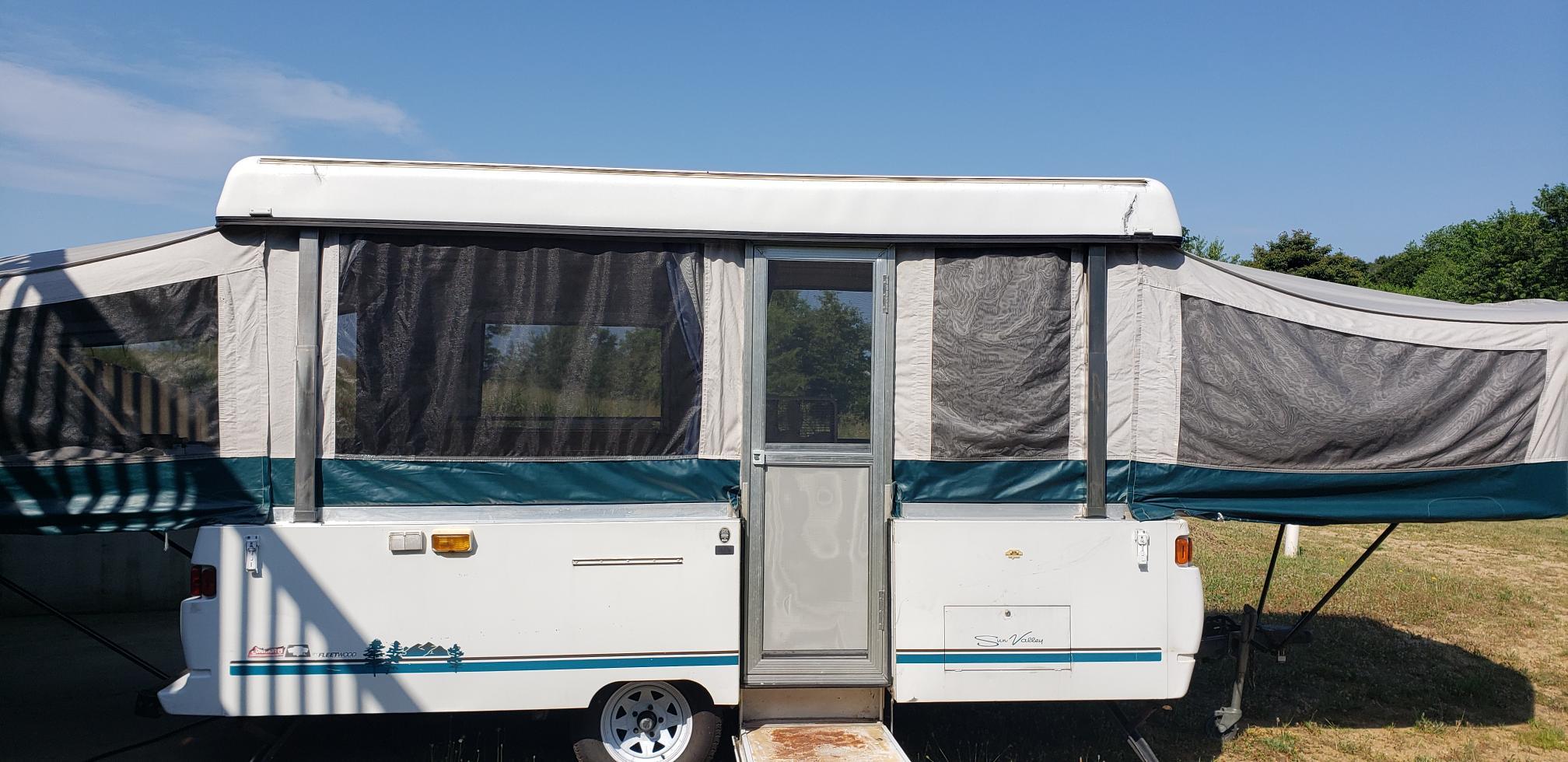 1997 Coleman Grand Tour Sun Valley Folding Trailer Rental in Cassopolis