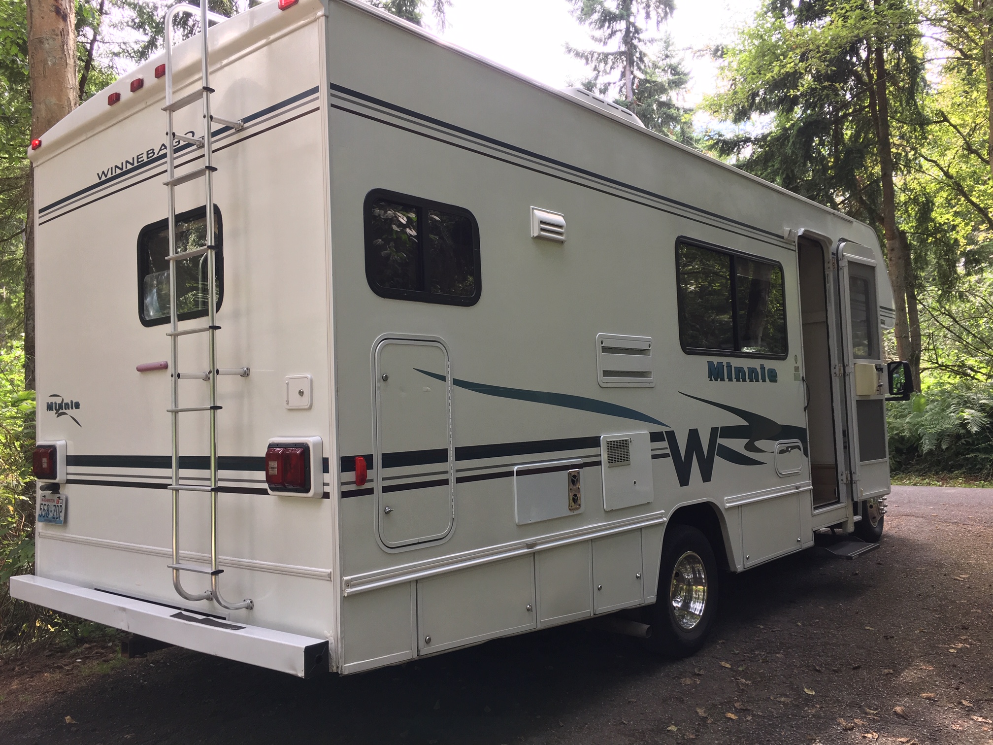 2002 Winnebago Minnie Winnie 24F Class C Rental in Federal Way, WA