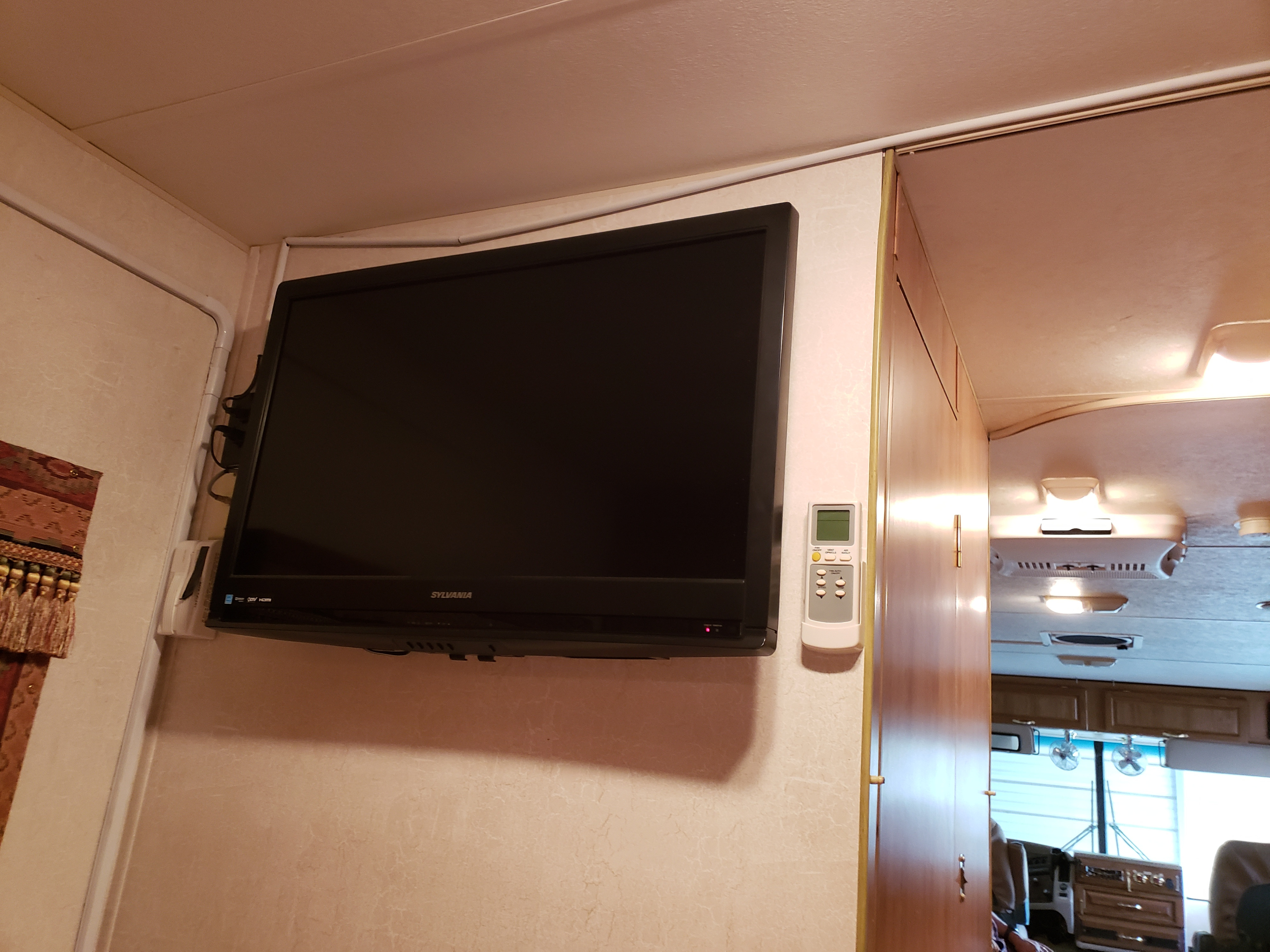 Bedroom TV
Flat screen 36". Coachmen Mirada 2000