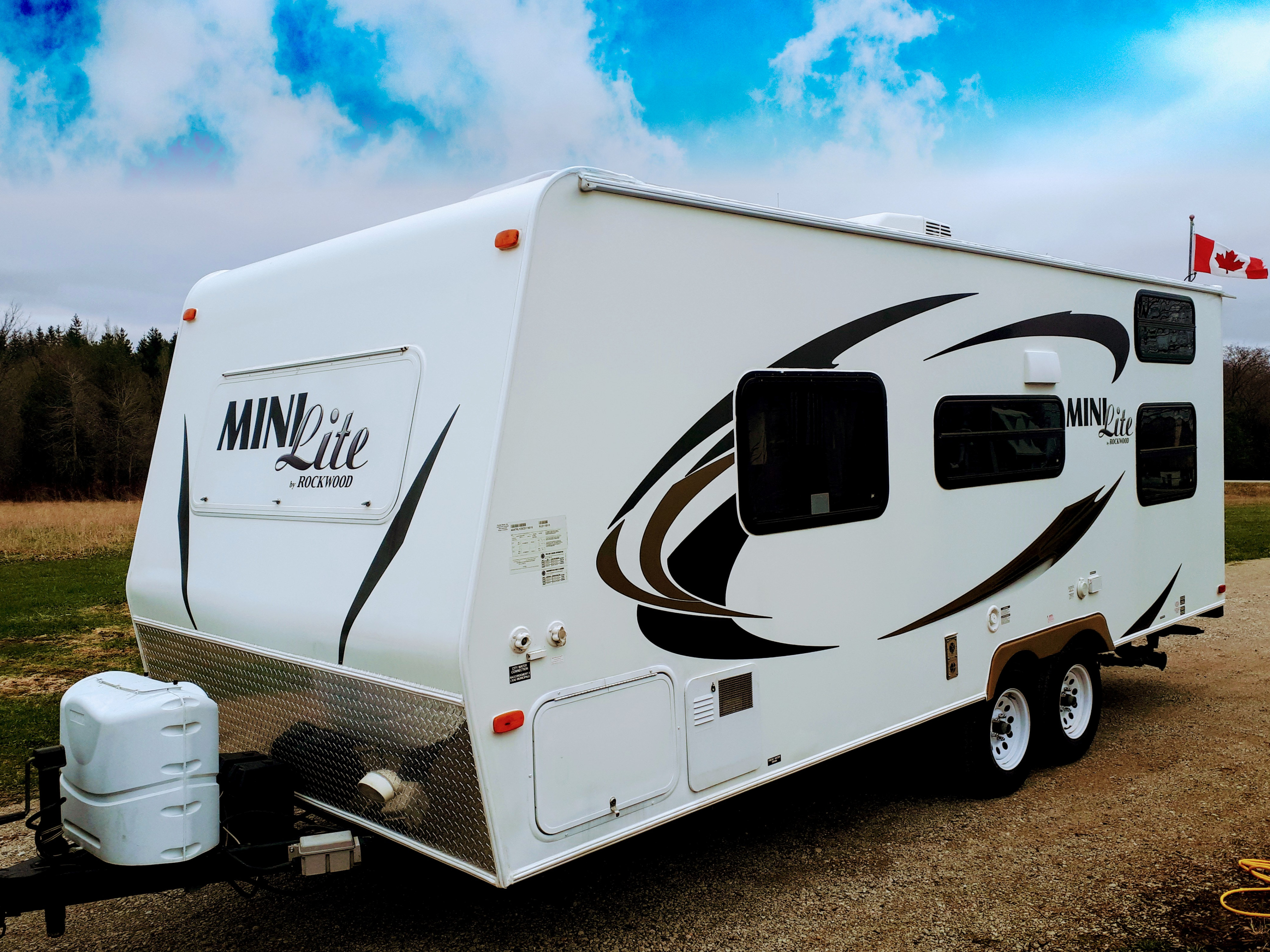 2012- 24' Mini Lite - Compact easy tow trailer (pet friendly)