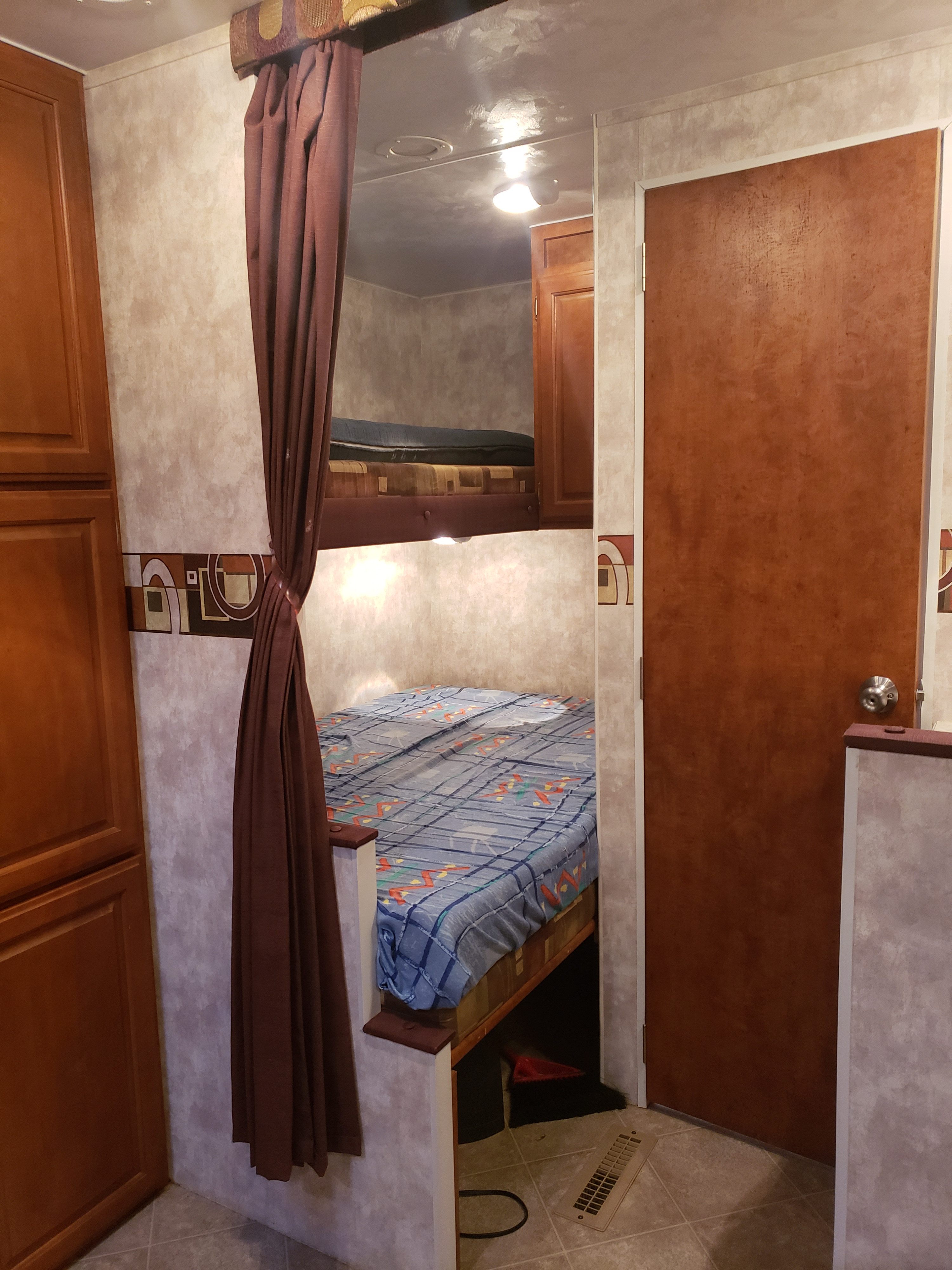 Single bed on the top and a double bed on the bottom! . Pacific Coachworks Tango 2010