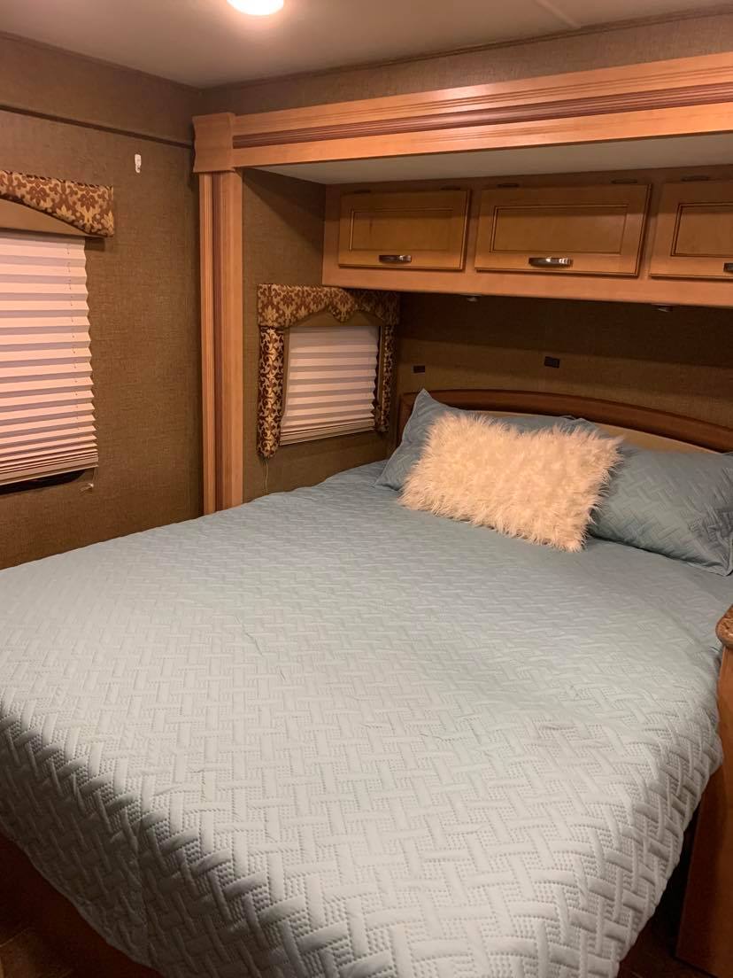 Queen bed in the rear slide out. Thor Motor Coach Freedom Elite 2016