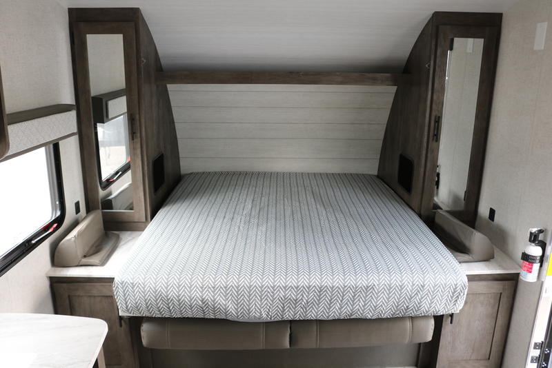 Queen size bed. Forest River SALEM CRUISE LITE 2020