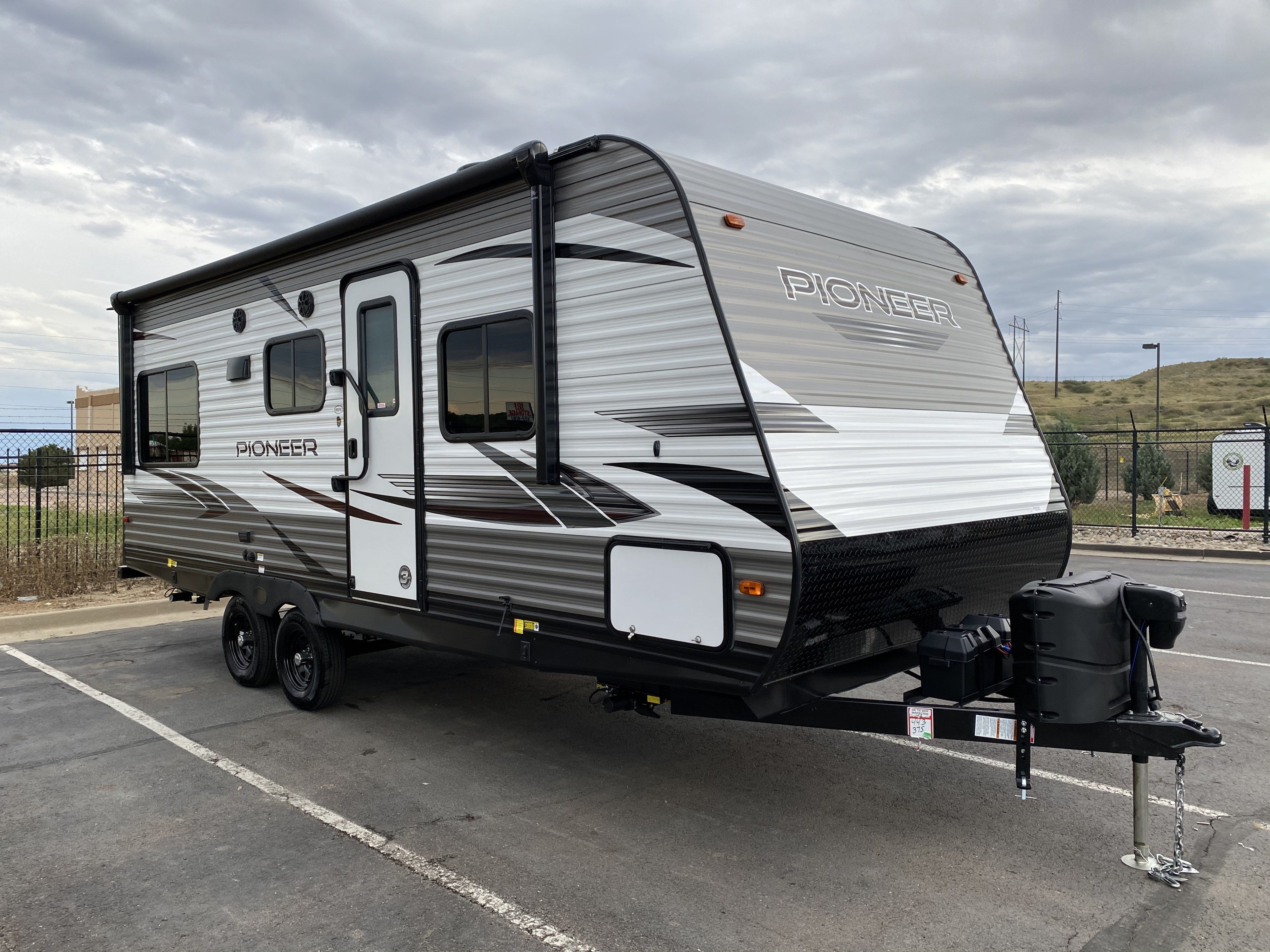 who makes the pioneer travel trailer