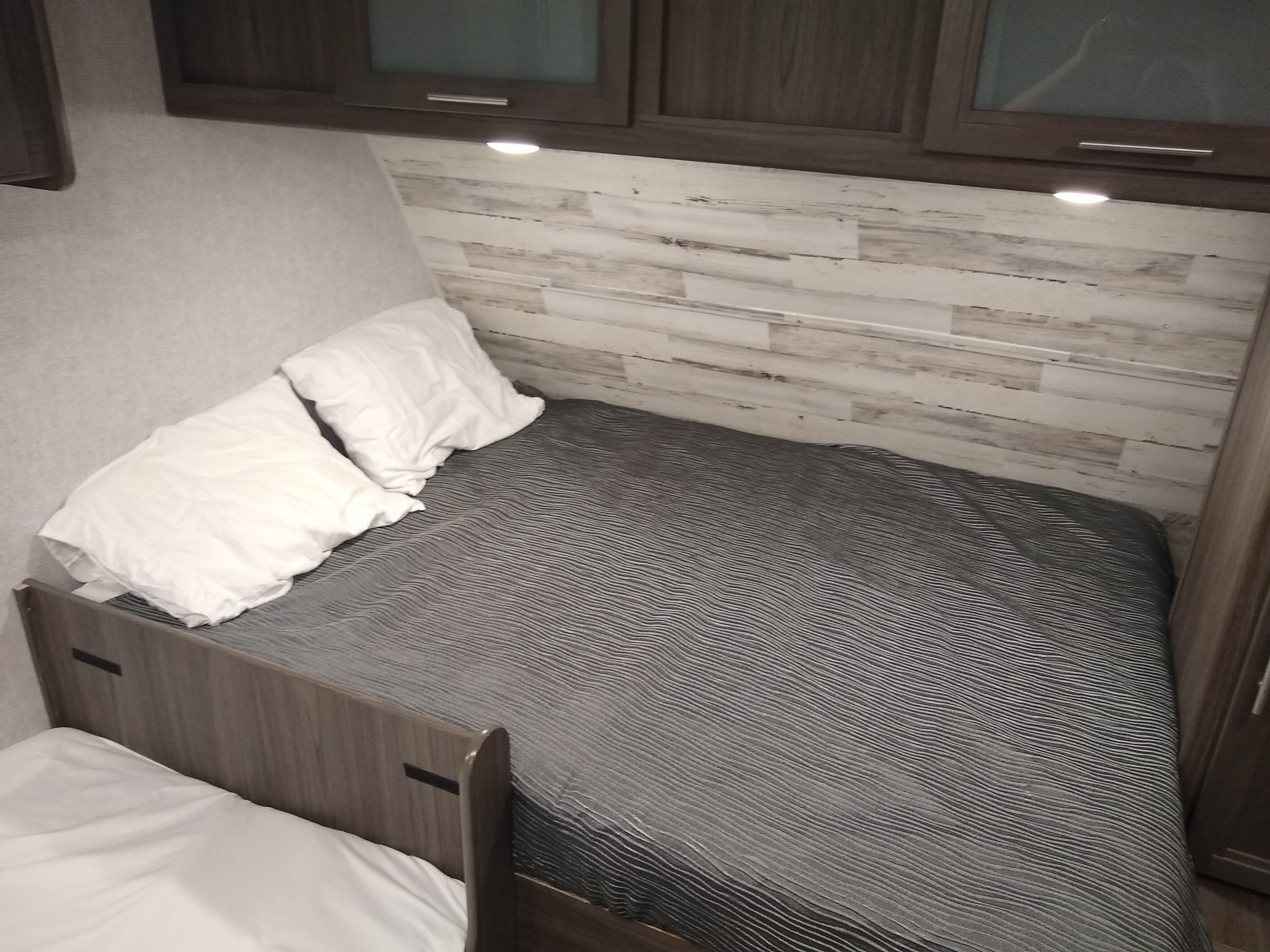 Queen-Sized Bed. Dutchmen Kodiak Cub 175BH 2021