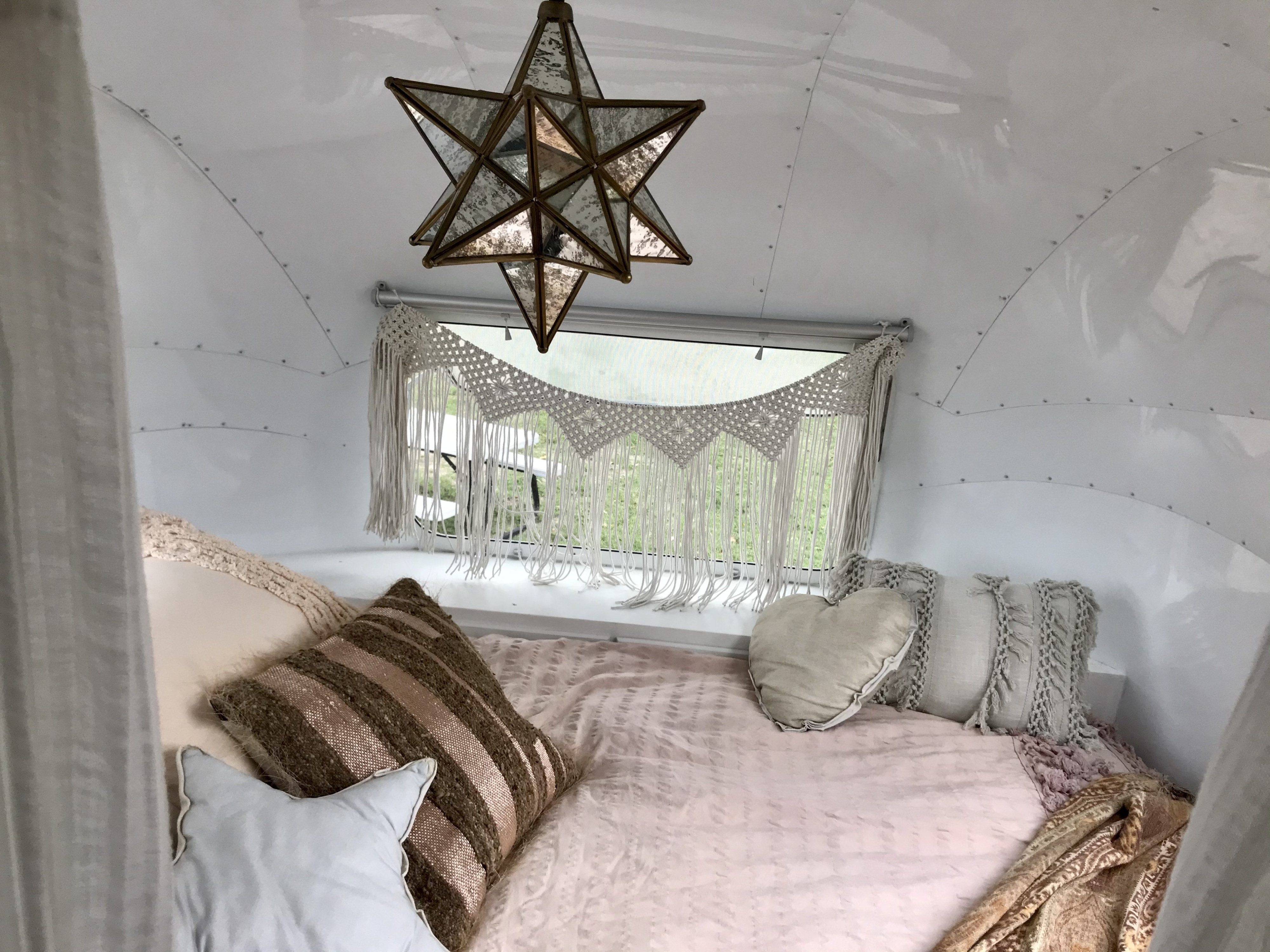 Super comfy (! foam tempurpedic) Queen size, with 3 windows for great star-gazing, fresh air and sleeping! . Airstream Excella 1976