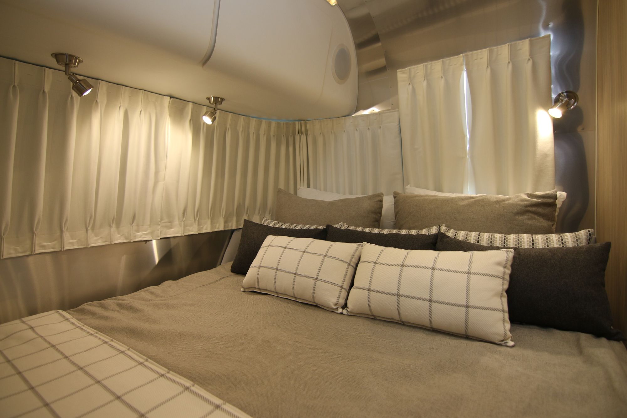 Queen bed. Airstream Globetrotter 2020