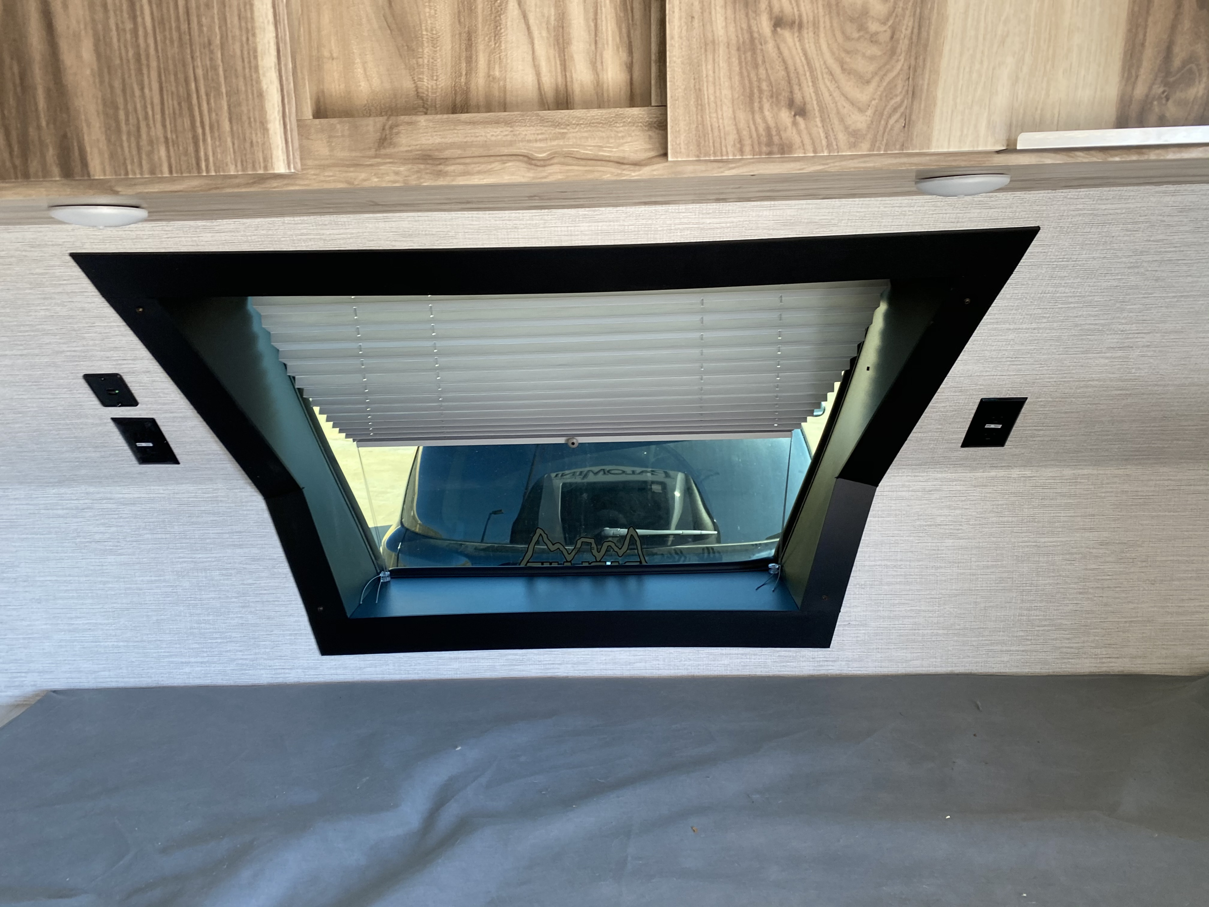 Large Window gives great one-way visibility of exterior with blinds for total privacy.. Palomino Palomini 2021