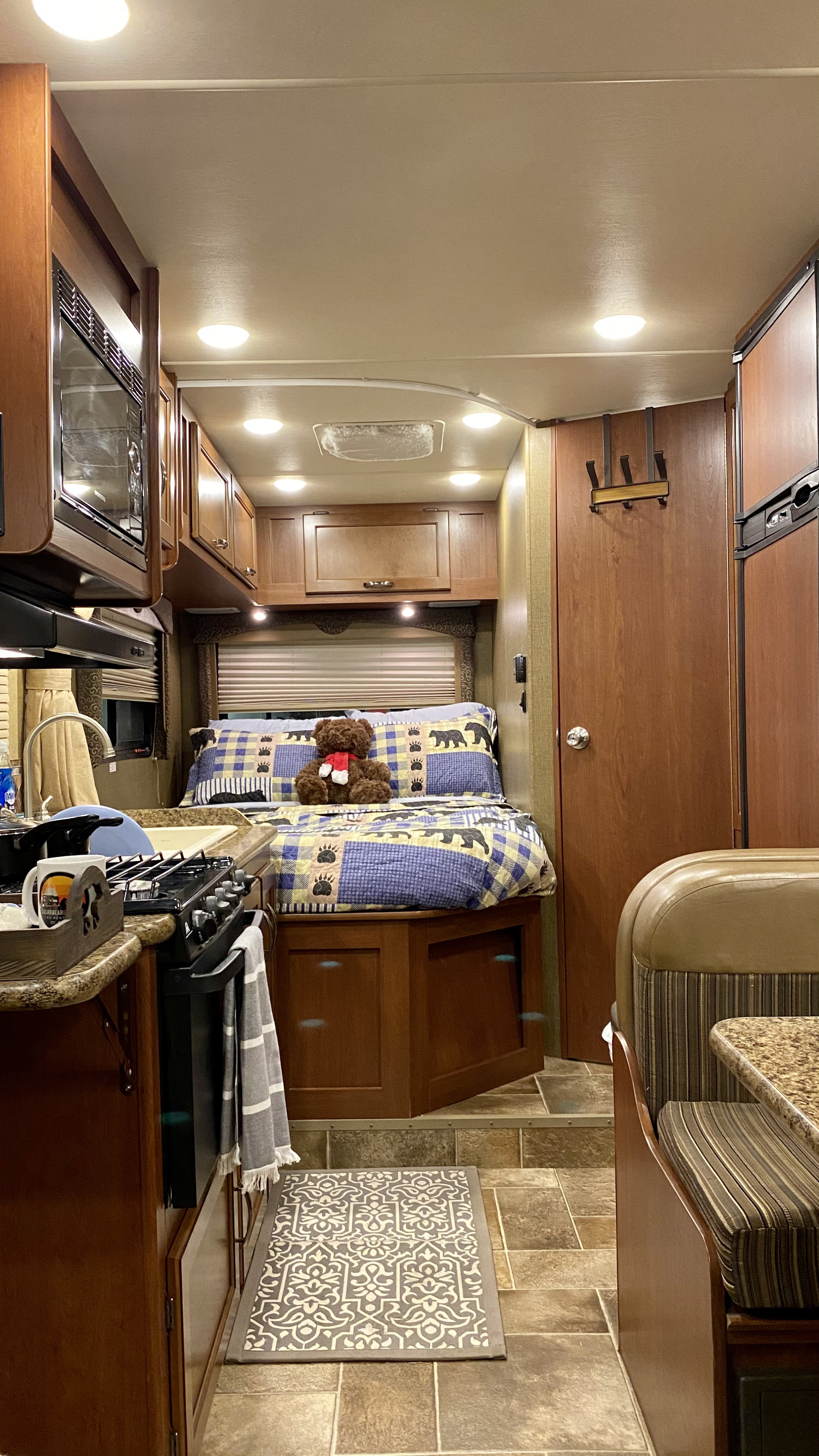 Cozy RV rental interior: complete with kitchen, bedroom, and dinette for comfortable travel.. Thor Motor Coach Freedom Elite 2016