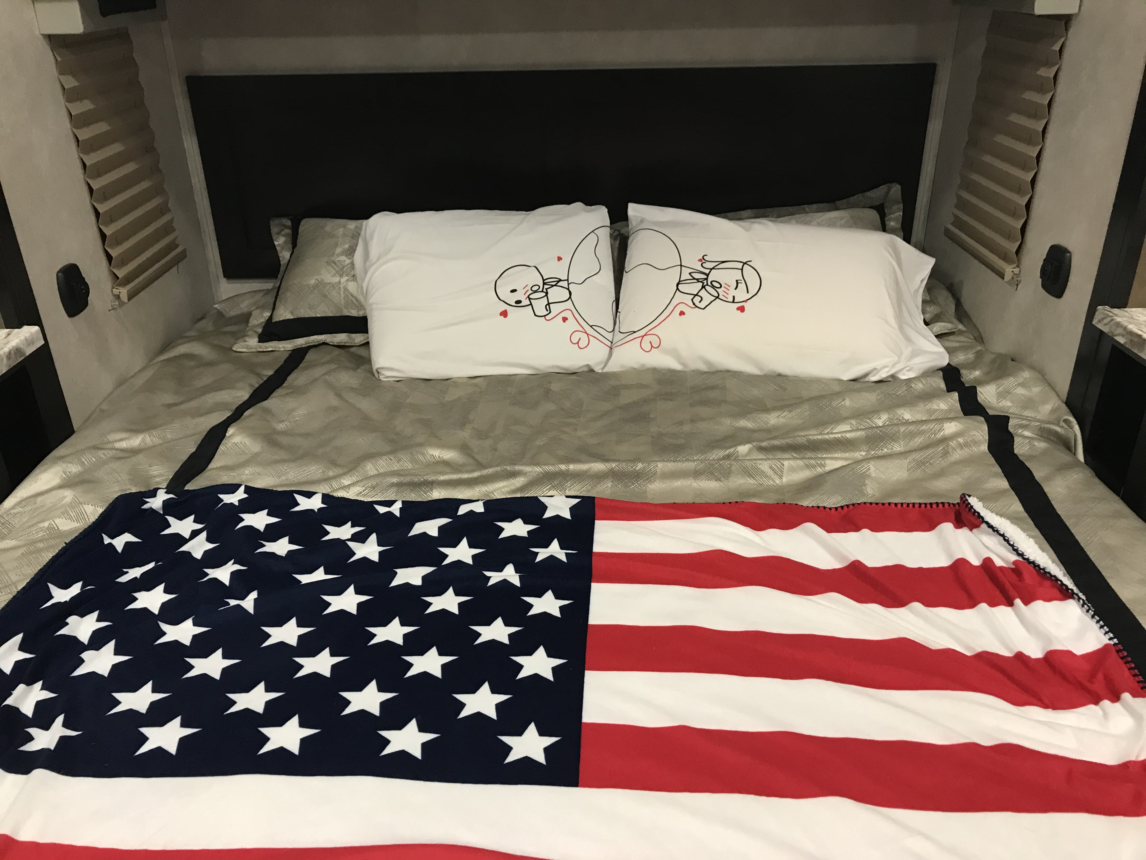 Yep!  Aking sized tempur pedic bed!  Camping and a good nights sleep!  My owners know what you like! . Forest River FR3 2019