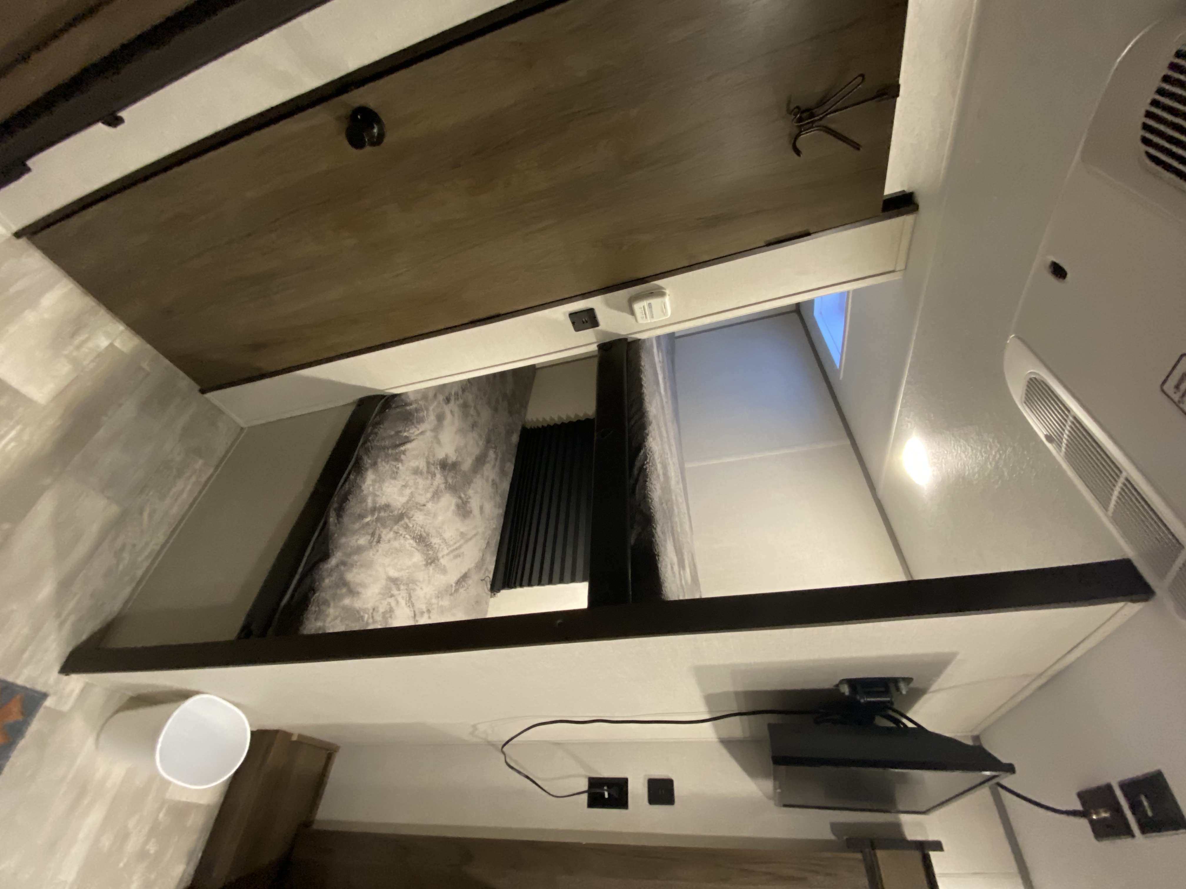 RV rental bunk beds and amenities (AC, TV) for a comfortable stay.. Prime Time Avenger 2021
