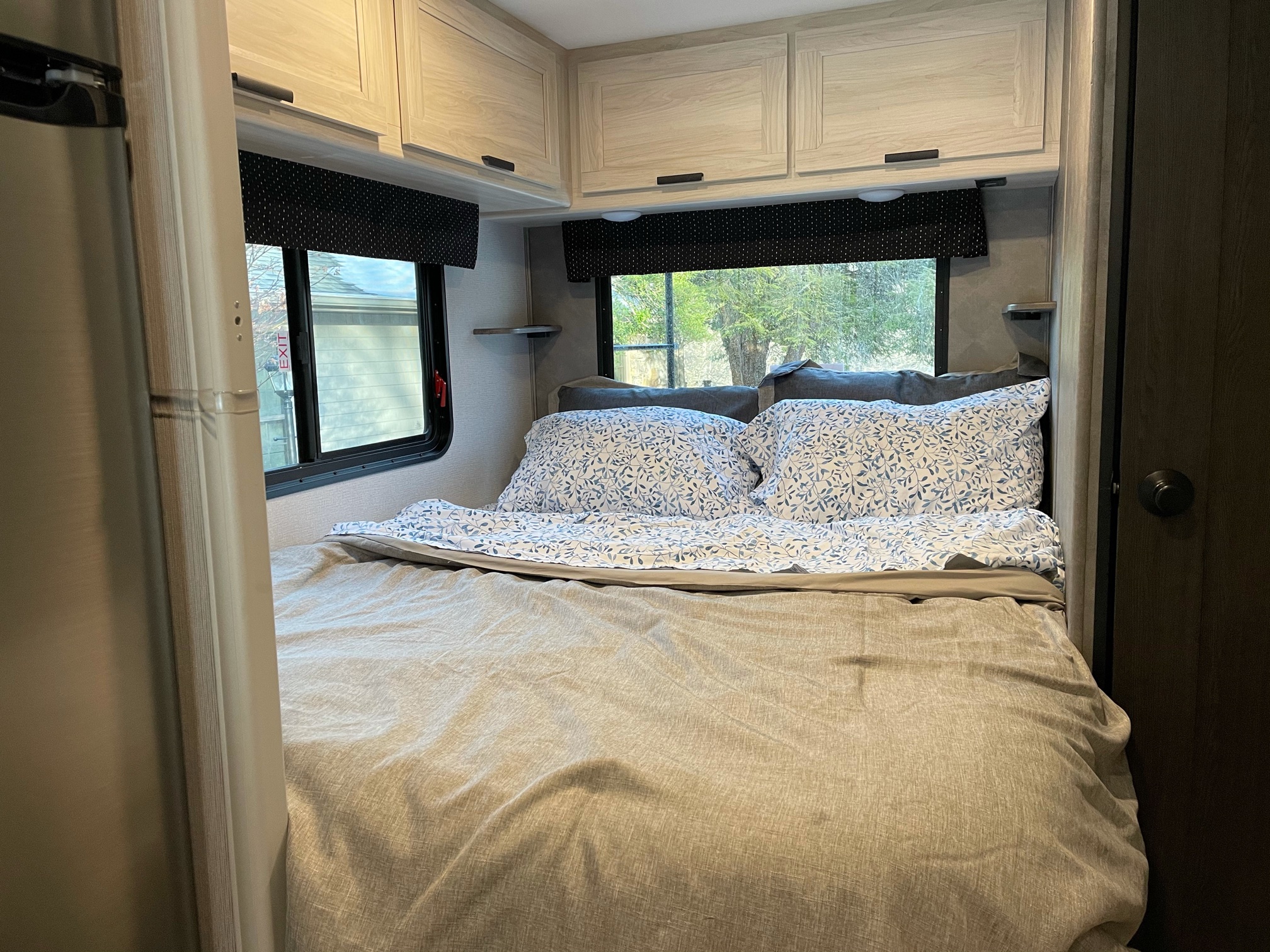 Queen size bed.. Forest River Forester 2021