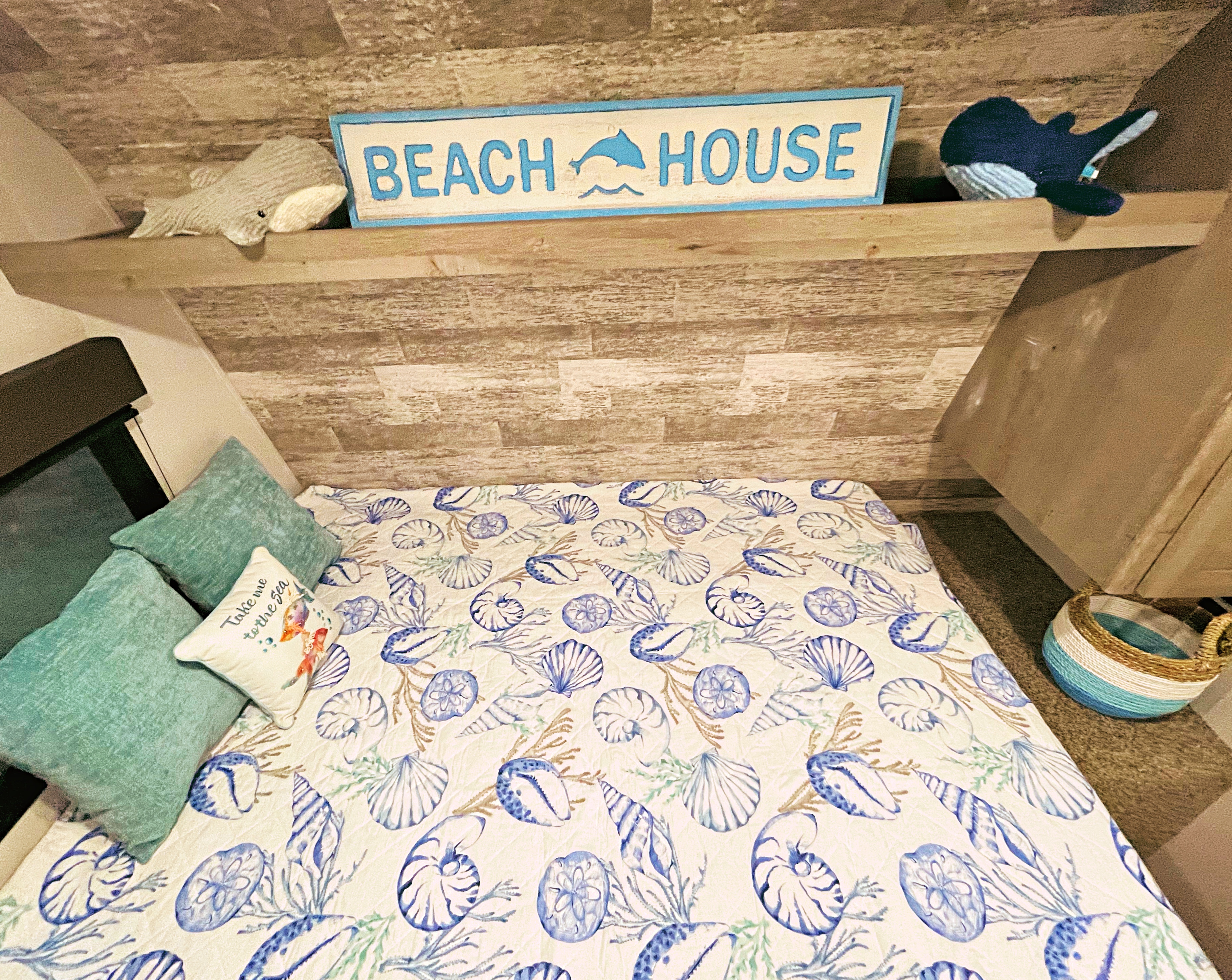 You can have a comfortable sleep after a long journey in this soft & favourable bed. Other Other 2021