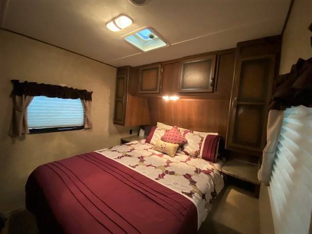 Master bedroom. Crossroads Zinger 2014