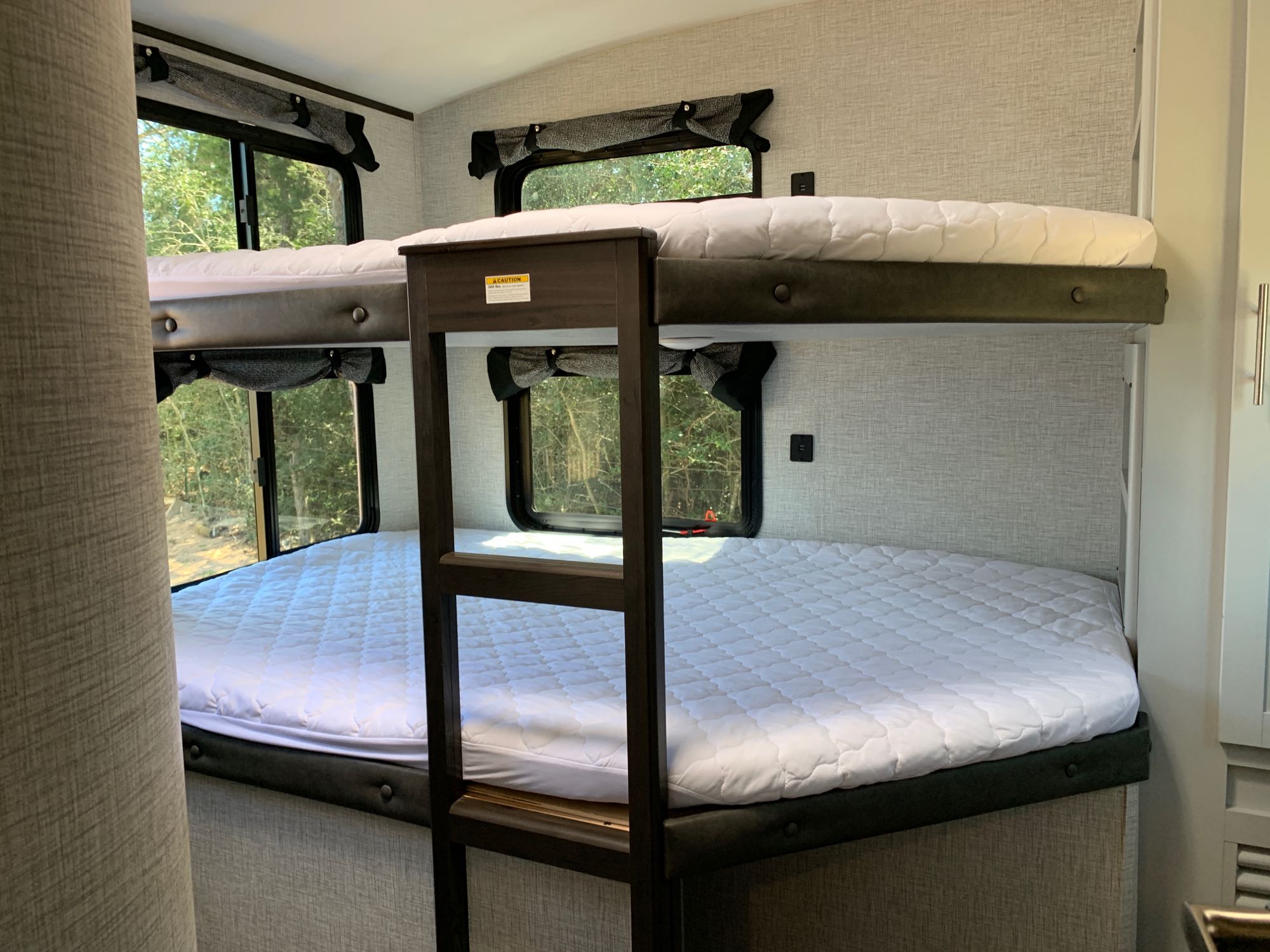 Cozy RV rental with bunk beds for family trips. Features comfy mattresses and scenic windows.. Keystone RV Bullet Ultra Lite 2021