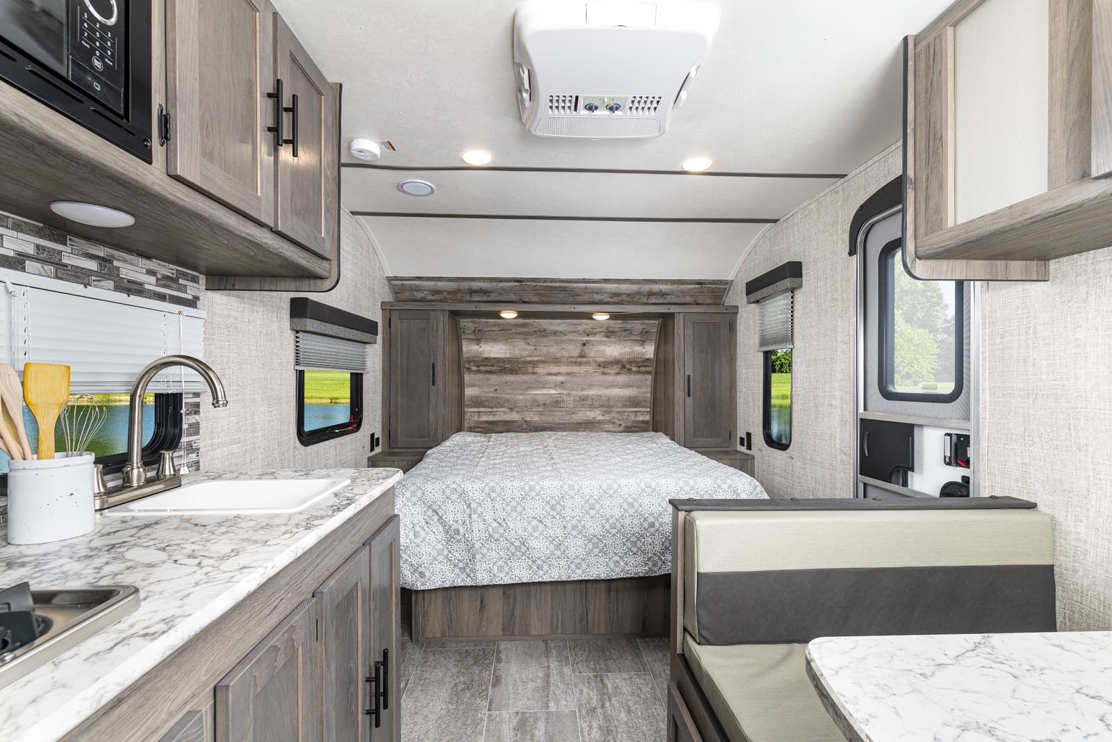 Spacious RV rental interior with kitchen, bedroom, and dining area.. Gulf Stream kingsport 2021