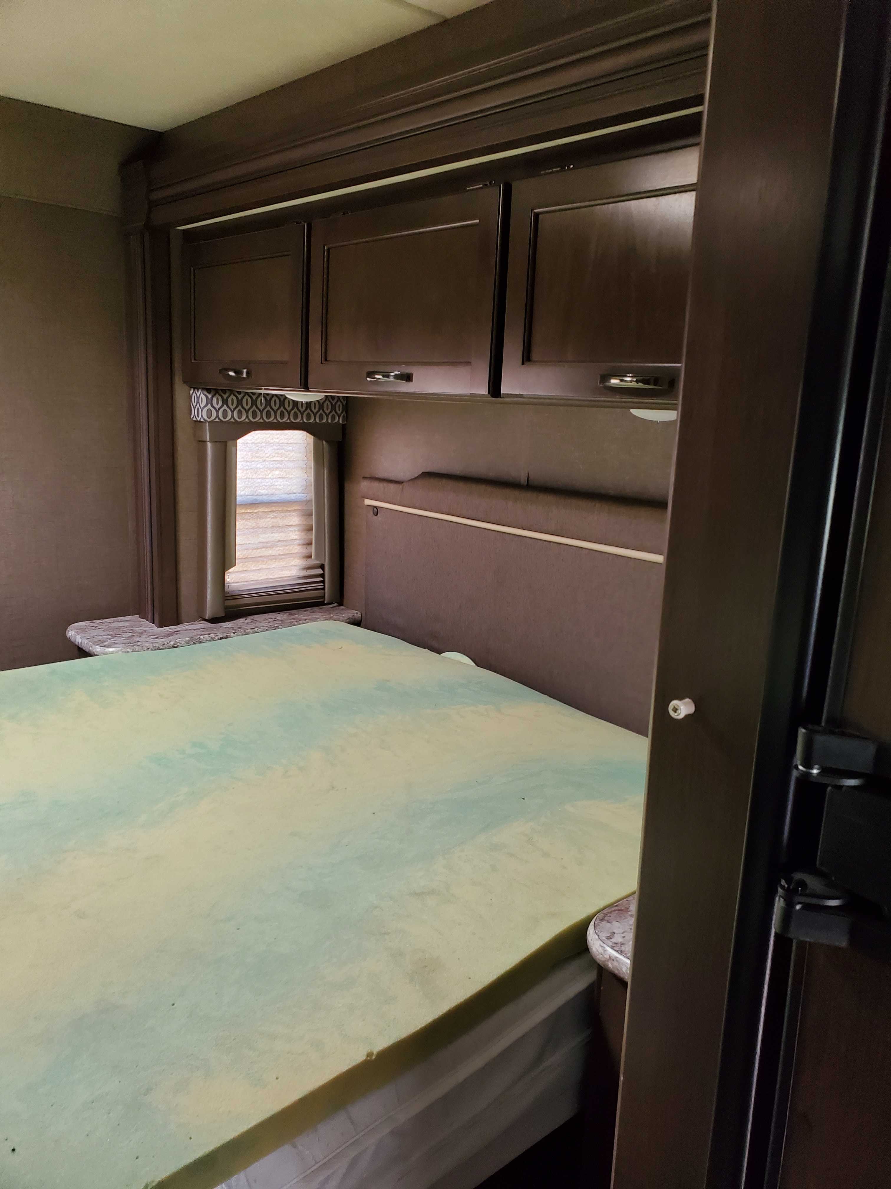 Master bedroom . Thor Motor Coach Freedom Elite 2017