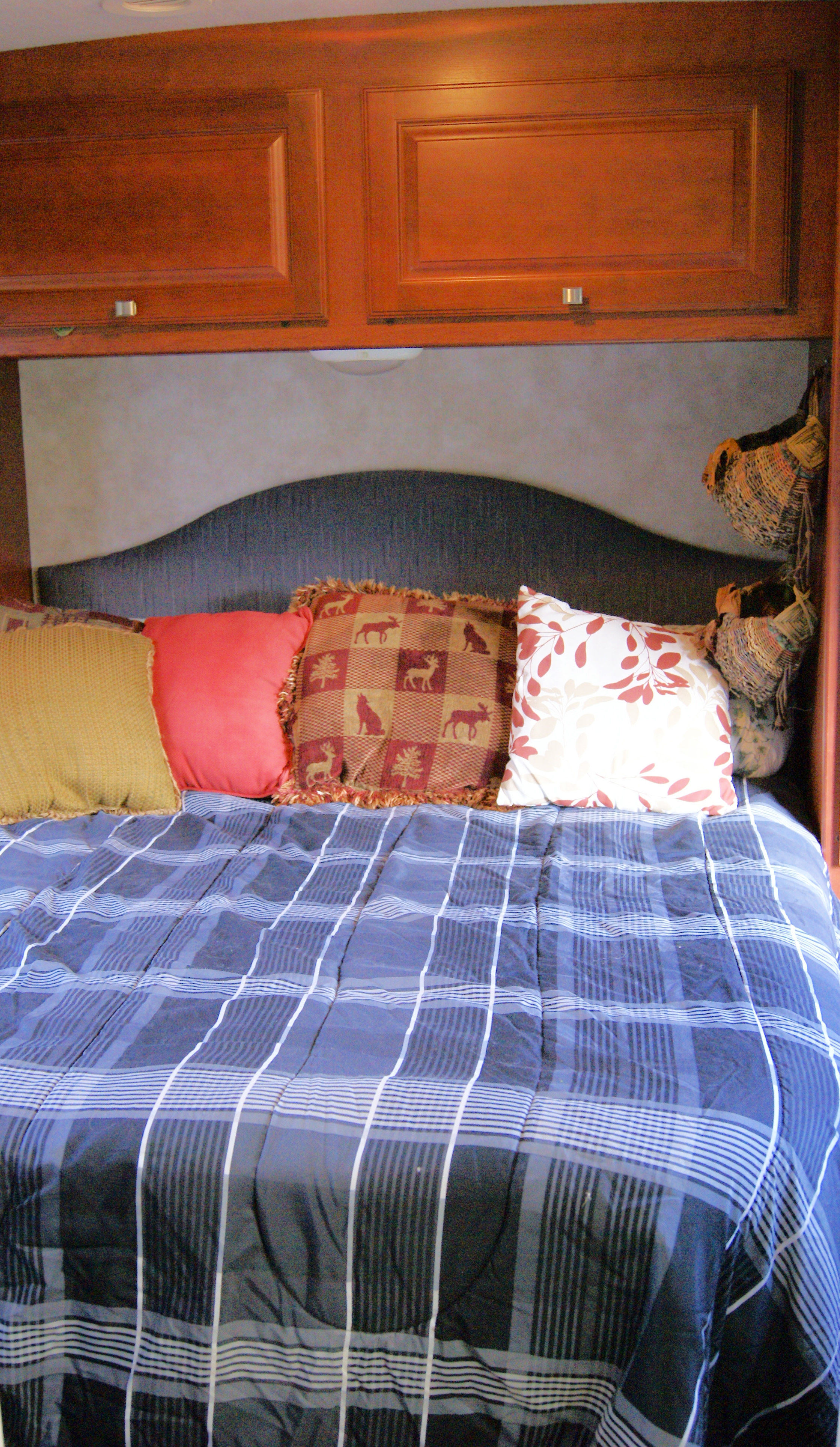 Great mattress, lots of cabinets, Privacy and total comfort. Youll love it.. Winnebago Vista 2013