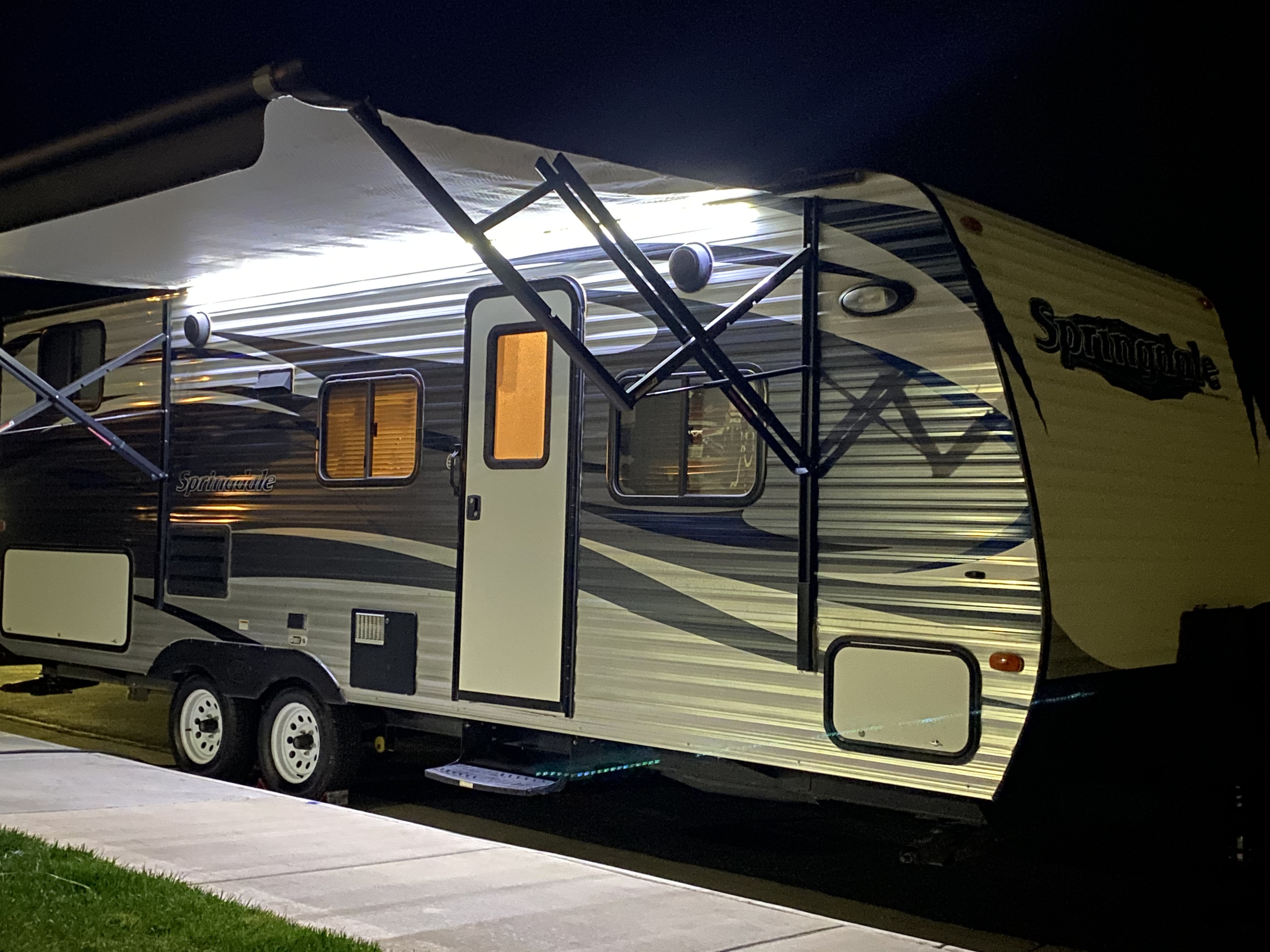 22’ Keystone 4 beds Sleeps up to 8 w/outdoor kitchen *Generator available