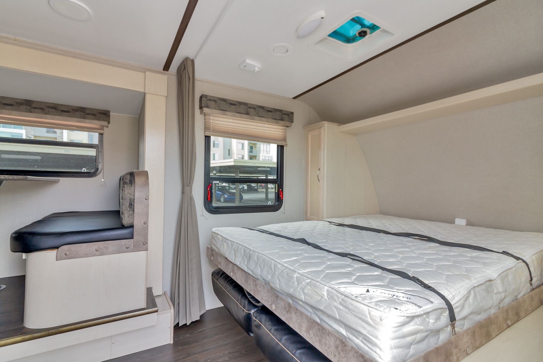 Pull this down when it’s time for Night Night
Privacy curtain included . Minnie Micro Minnie 2018