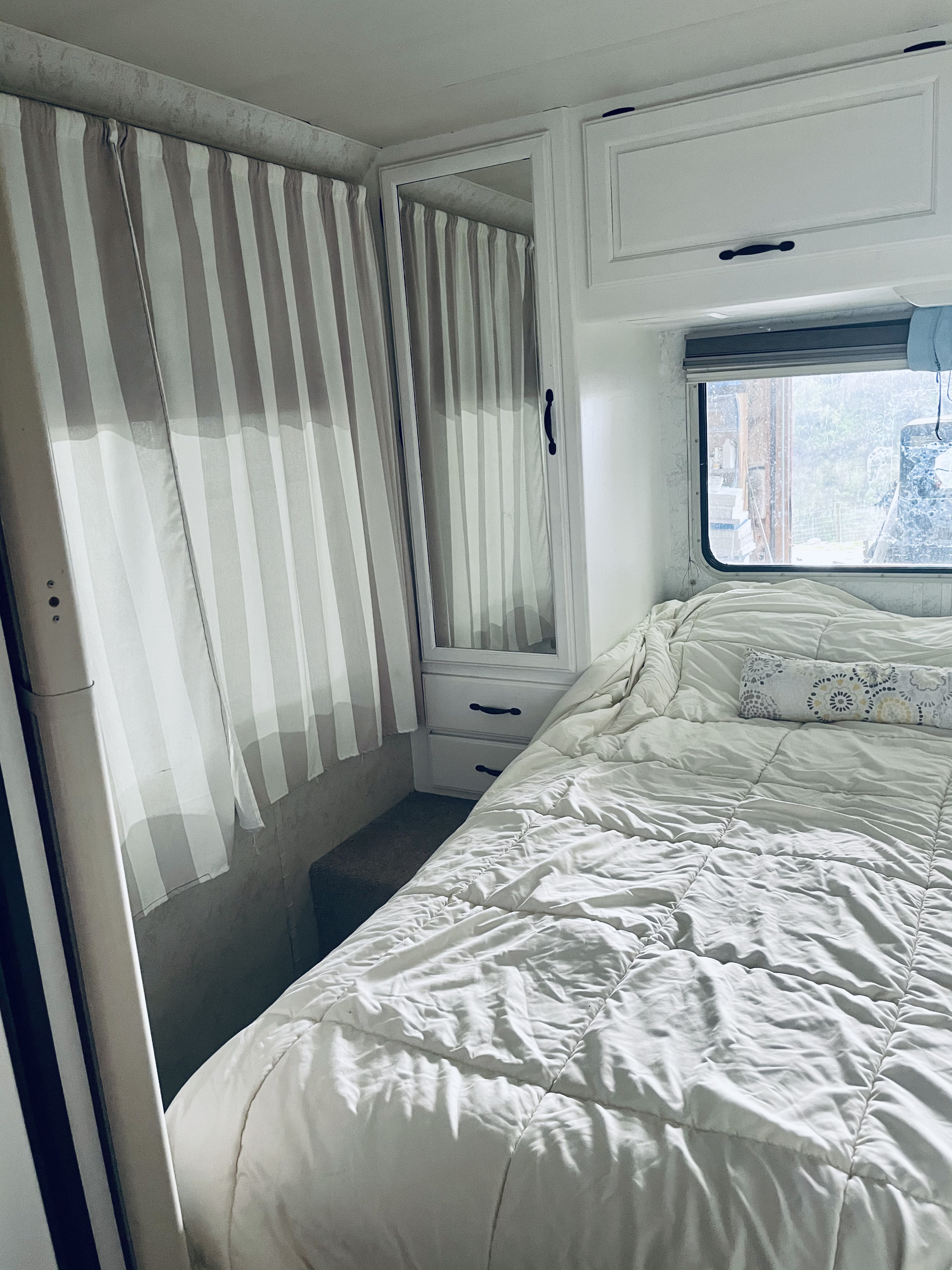 queen size bamboo foam matress in back with 2 storage closets, one lg above bed closet, below bed storage & drawers. Clean linens will be supplied.. Ford Fourwinds 2001