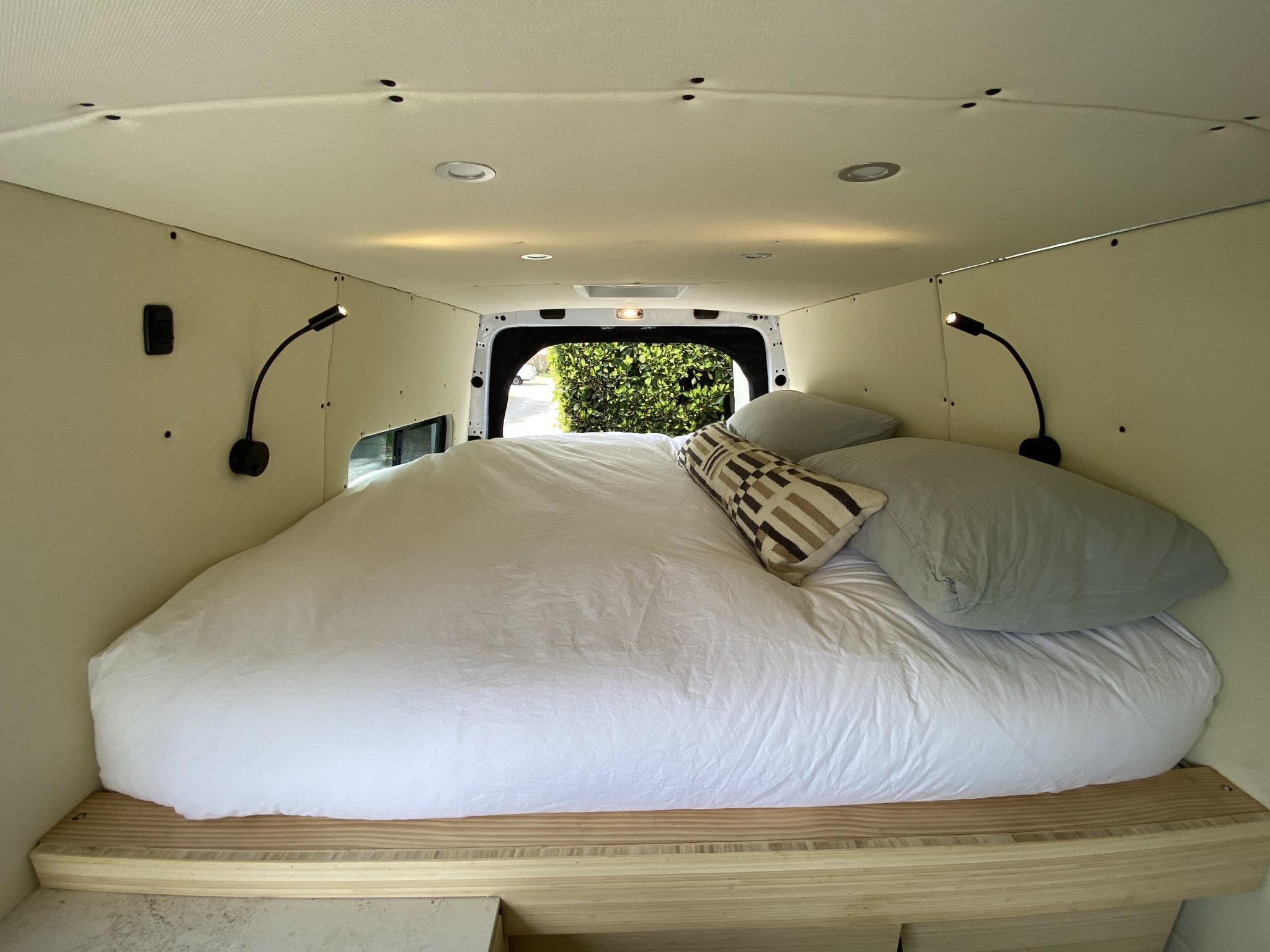 Cozy, custom queen mattress. Mercedes-Benz 4x4 Sprinter mwb 2019