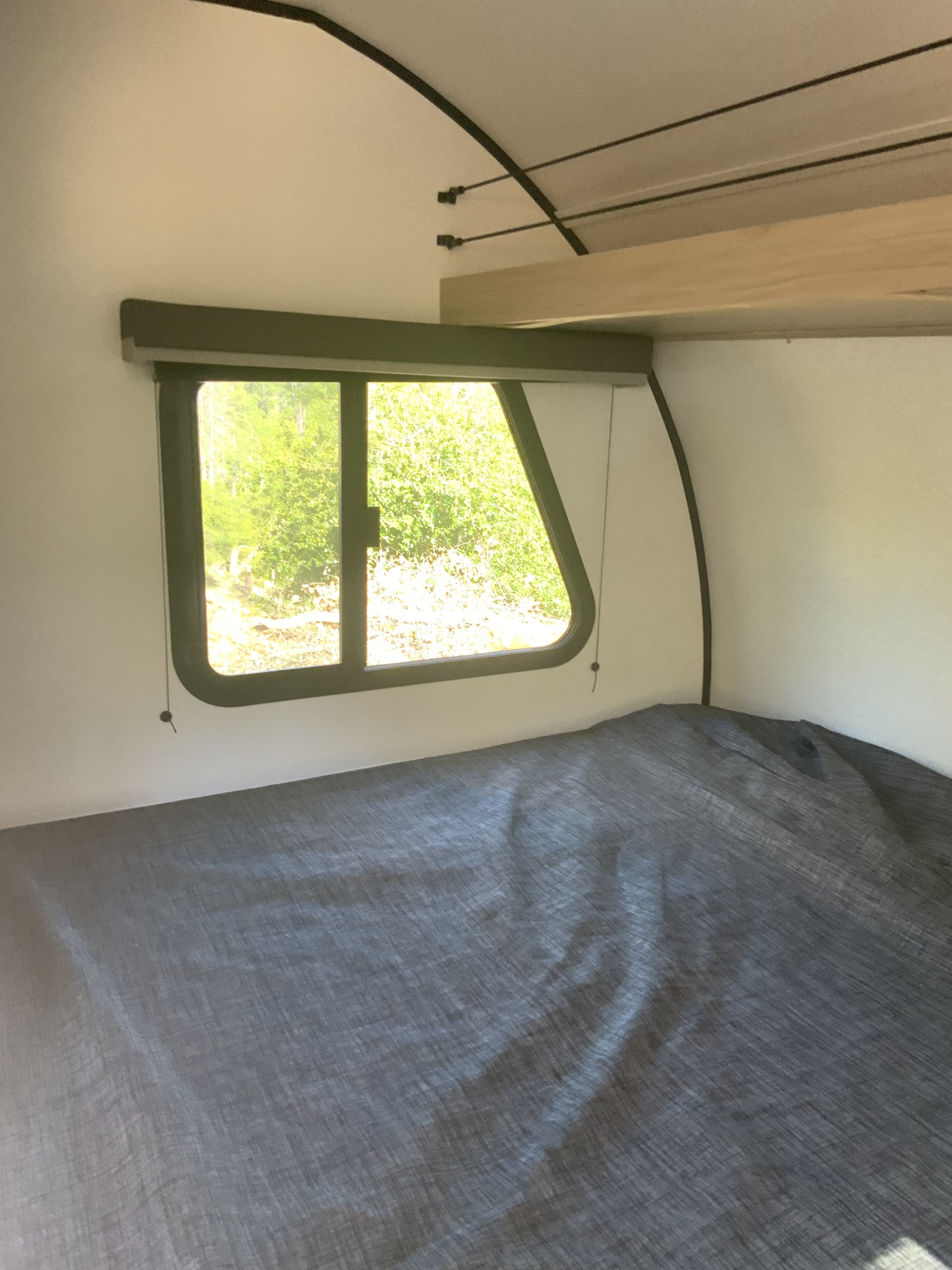 Queen sized bed 60" x 80". Cruiser Rv Corp Hitch 16RD 2021