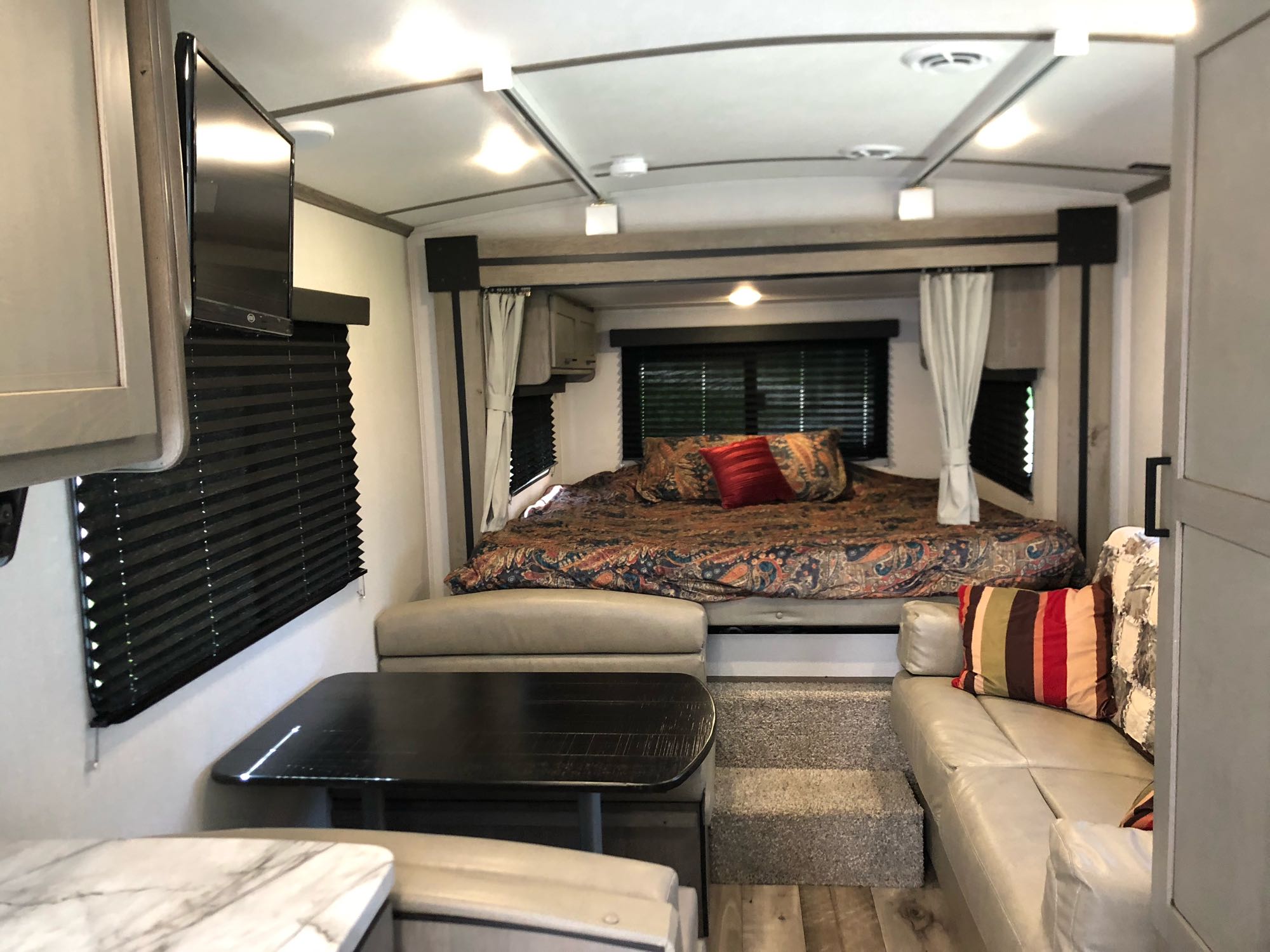 This rv rental offers a cozy bedroom, versatile dinette, & comfortable living area with TV.. Keystone Outback Ultra-Lite 2021