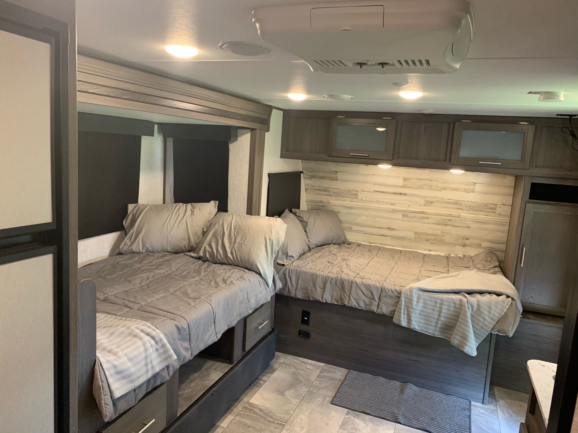 Here is an additional view of the full and queen sized beds.. Dutchmen Kodiak 2021
