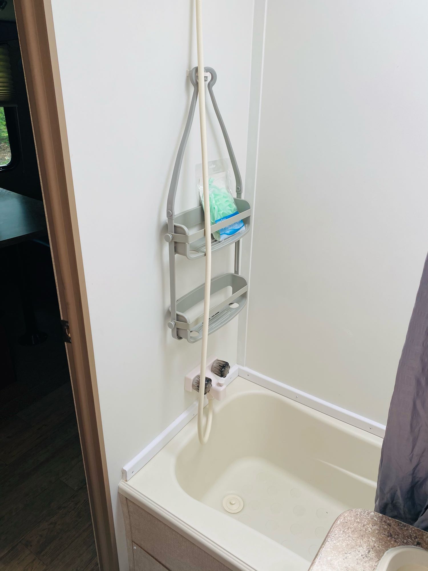 Clean beautiful Shower with tub.. Gulf Stream Amerilite 2017