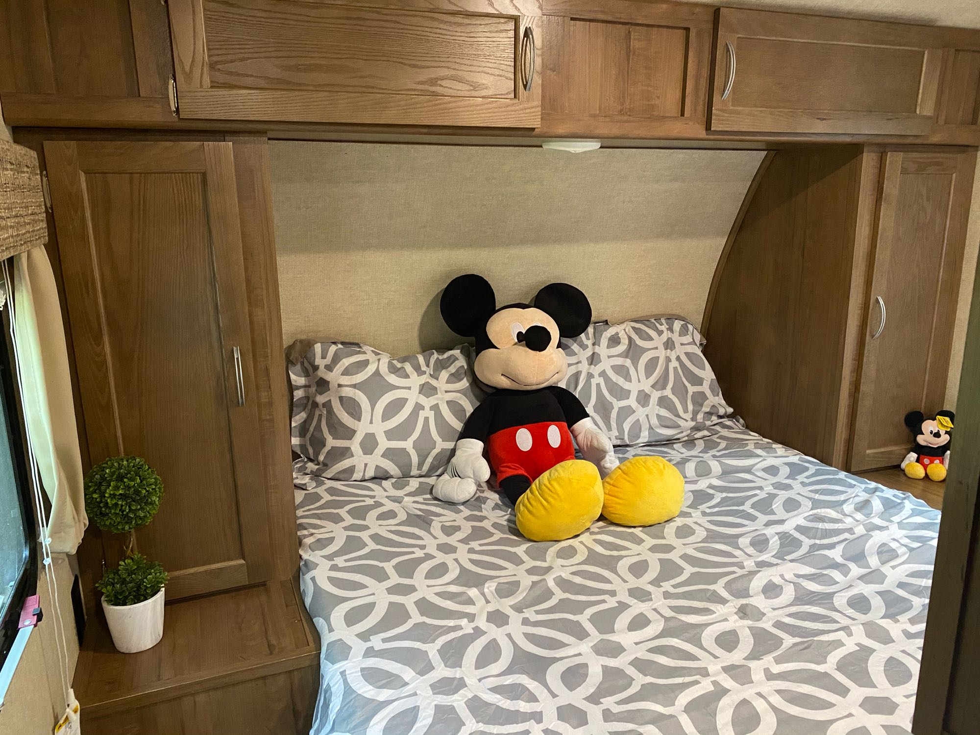 Super comfortable queen bed!. Gulf Stream Amerilite 2017