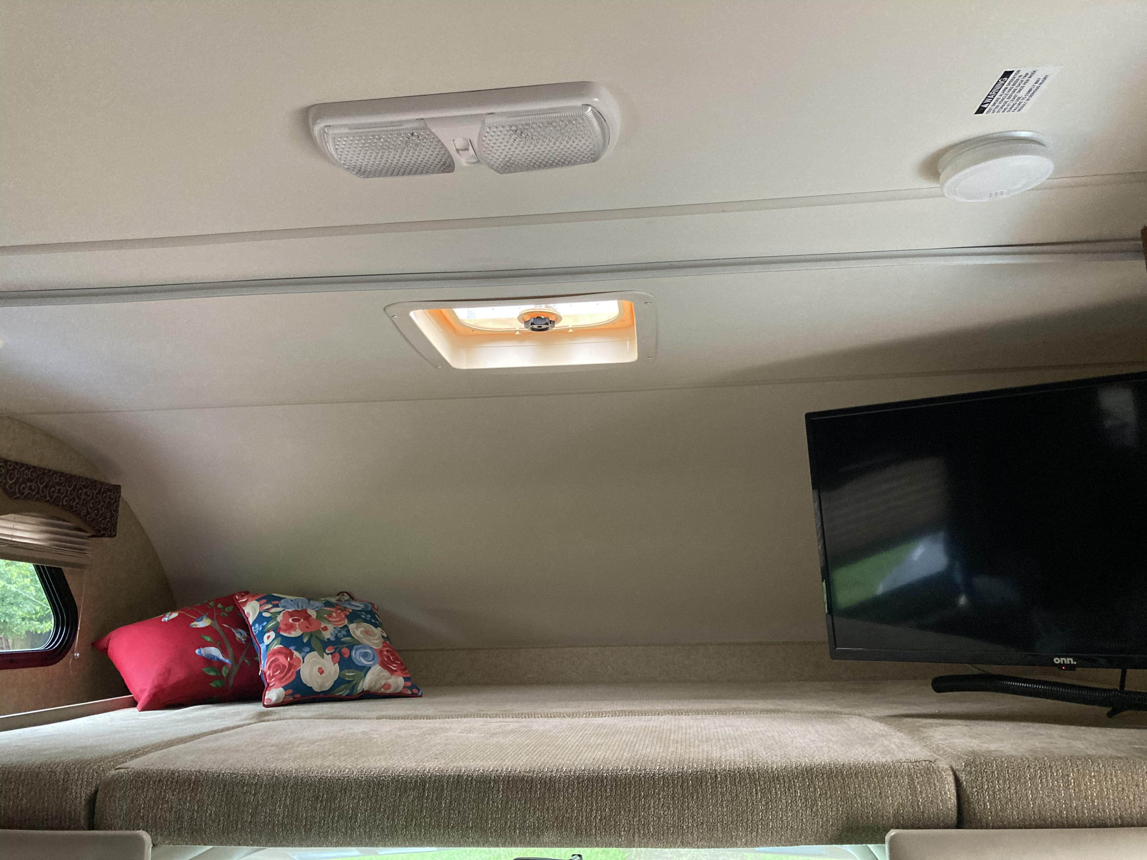 Full sized bunk over cab. . Other Four Winds 2015