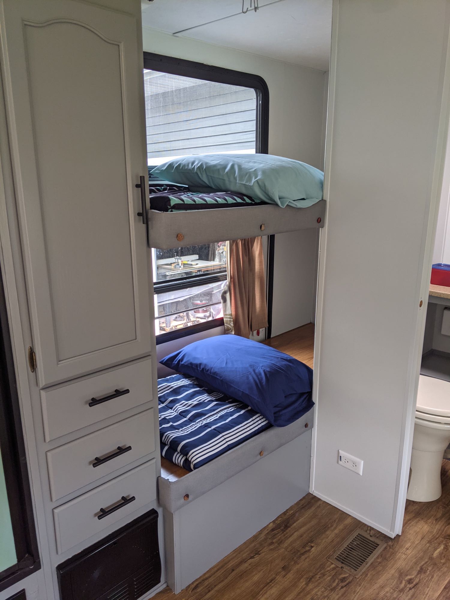 Plenty of room for the kid's to get some sleep.. Forest River Salem LE 2008