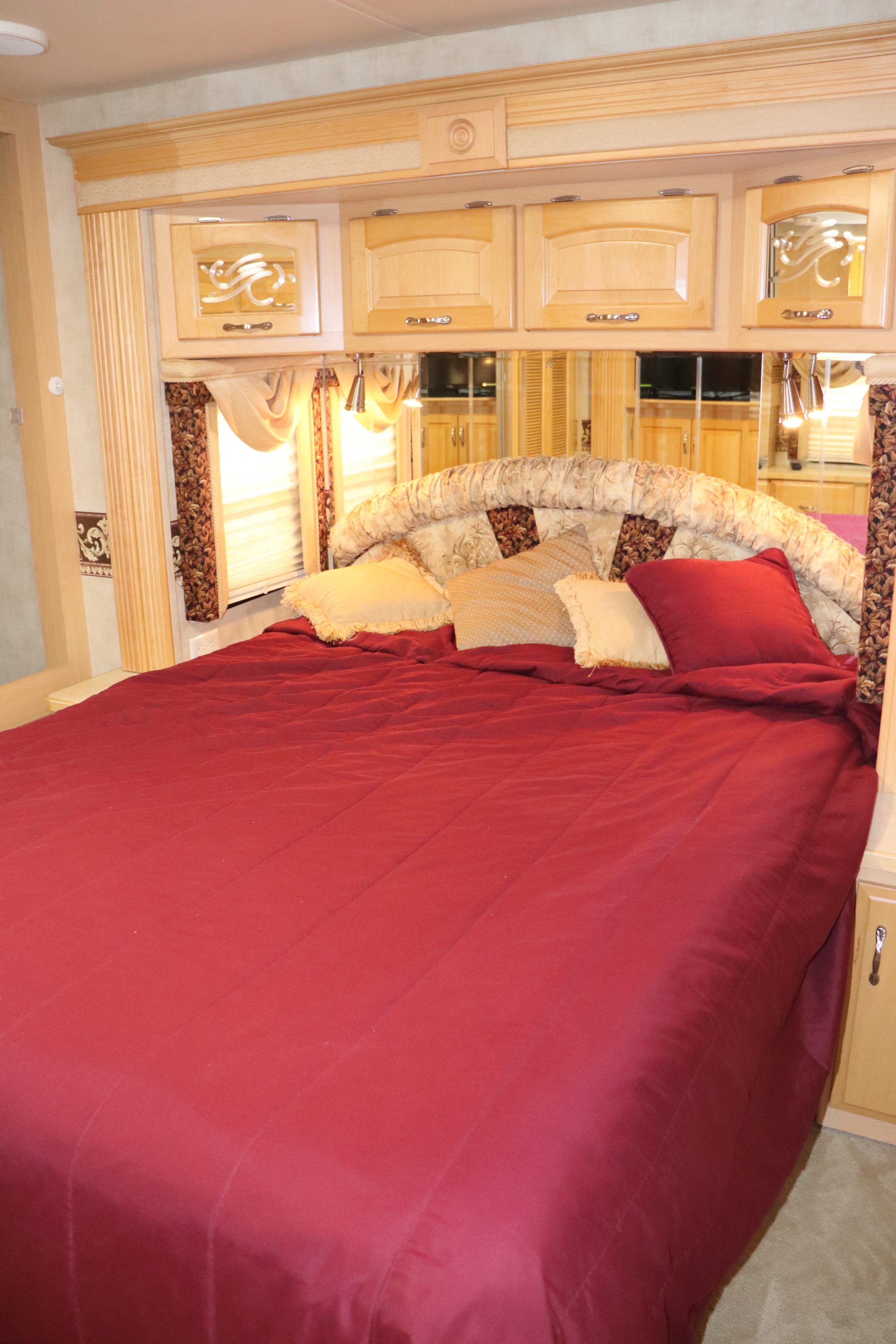 Private bedroom at rear of coach  is completely private.. Kountry Star 3216 2006