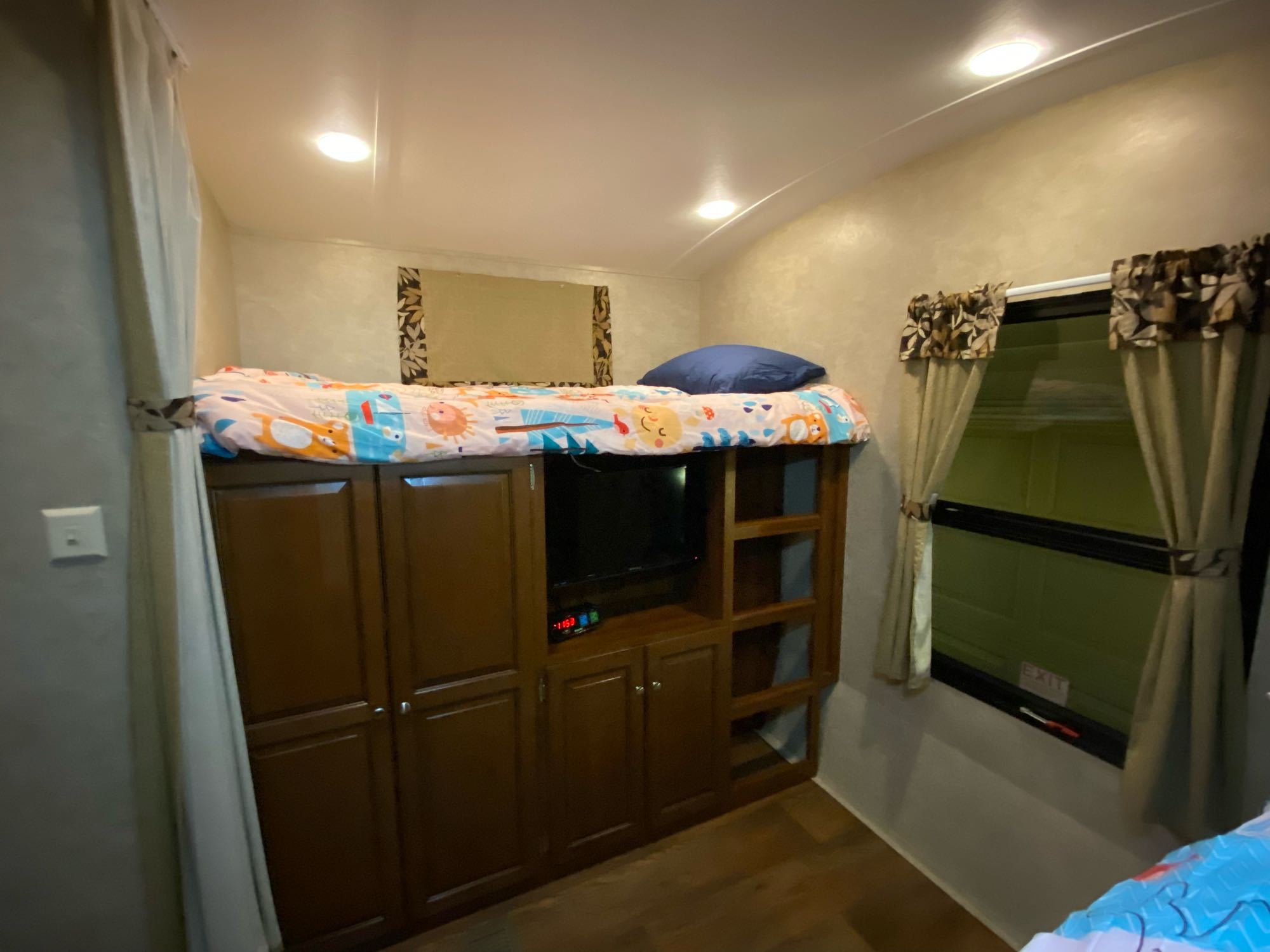 RV rental kids' bunkhouse: Features a playful top bunk, TV, and practical built-in storage for a comfortable stay.. Keystone Premier Ultra Lite 2014