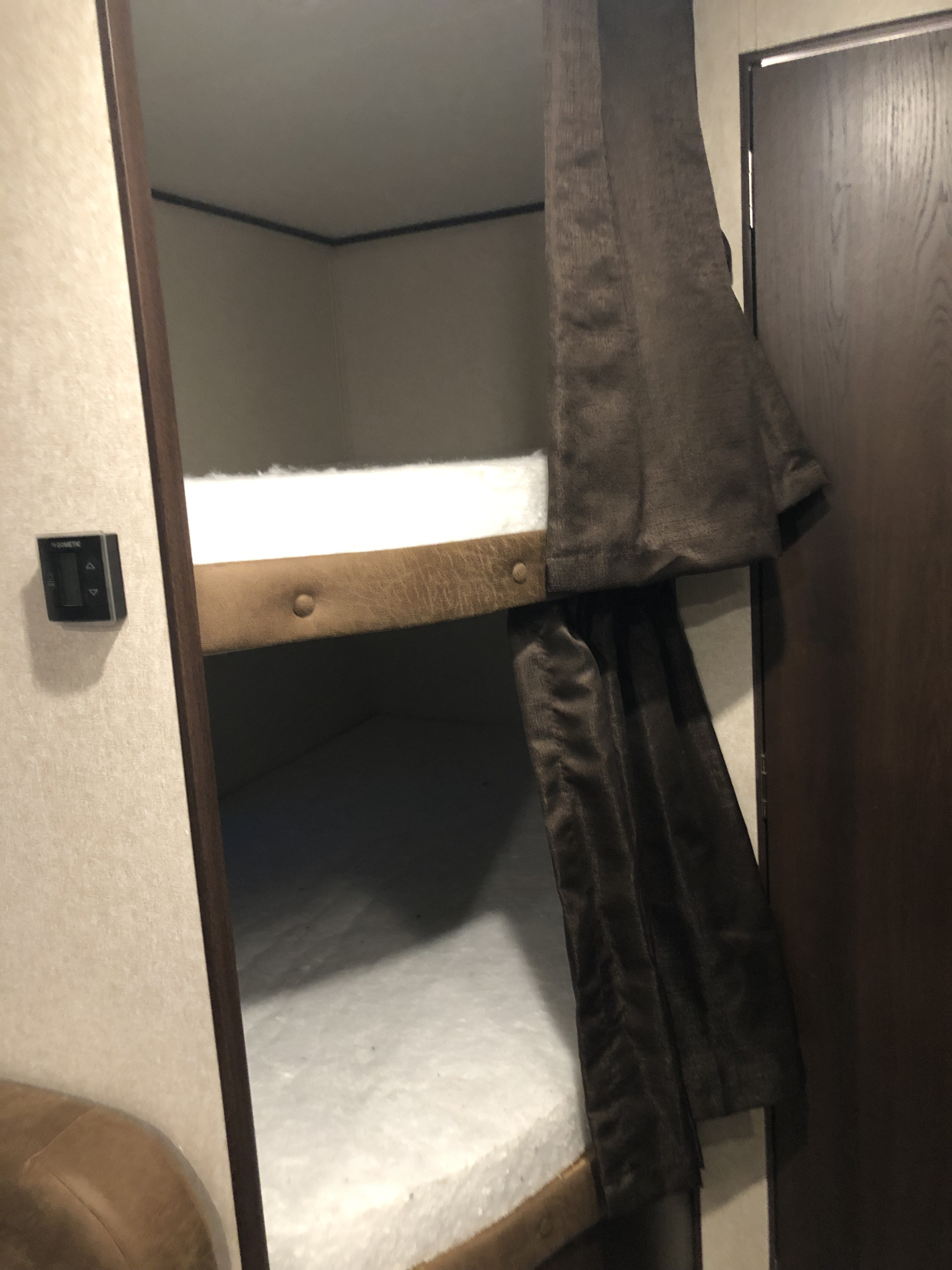 Cozy RV rental bunk beds. Jayco Jay Flight 2018